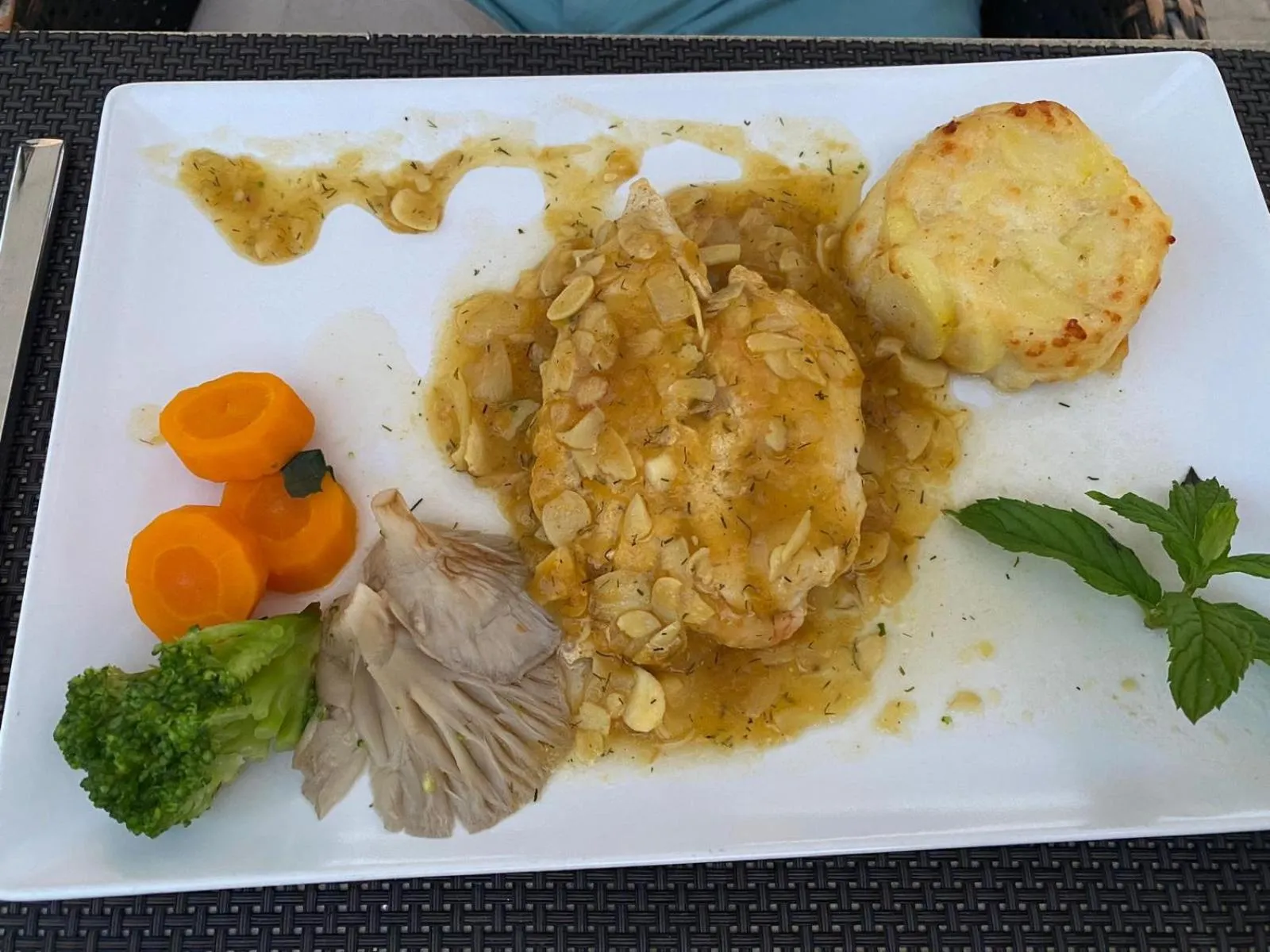 Restaurant/places to eat in Bennoc Petit Hotel