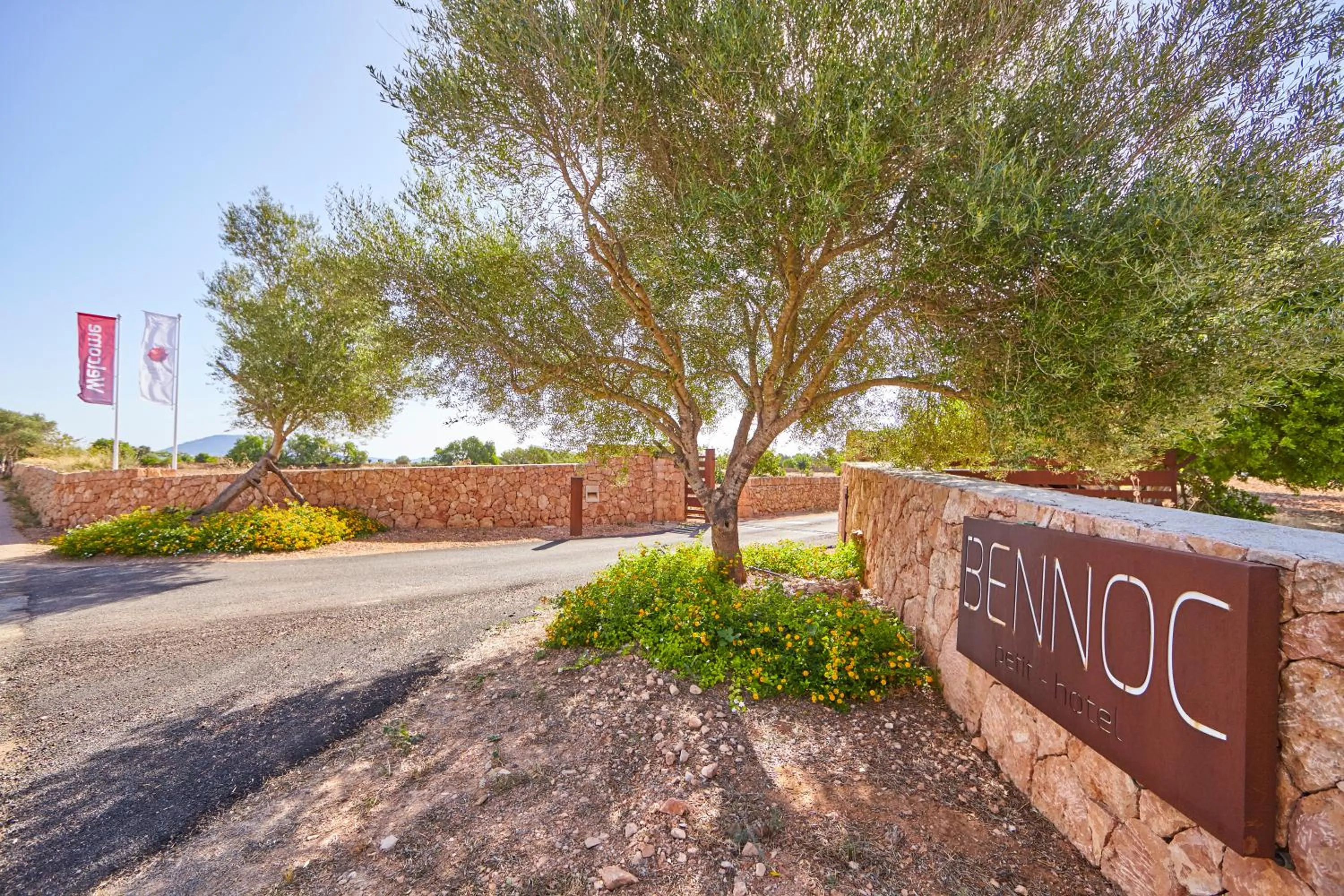 Property building in Bennoc Petit Hotel