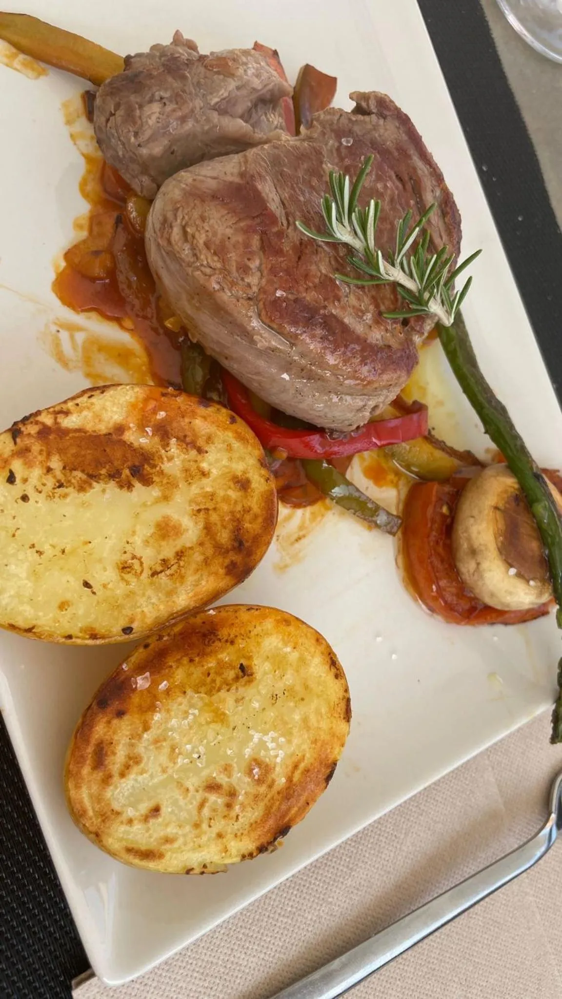 Restaurant/places to eat in Bennoc Petit Hotel