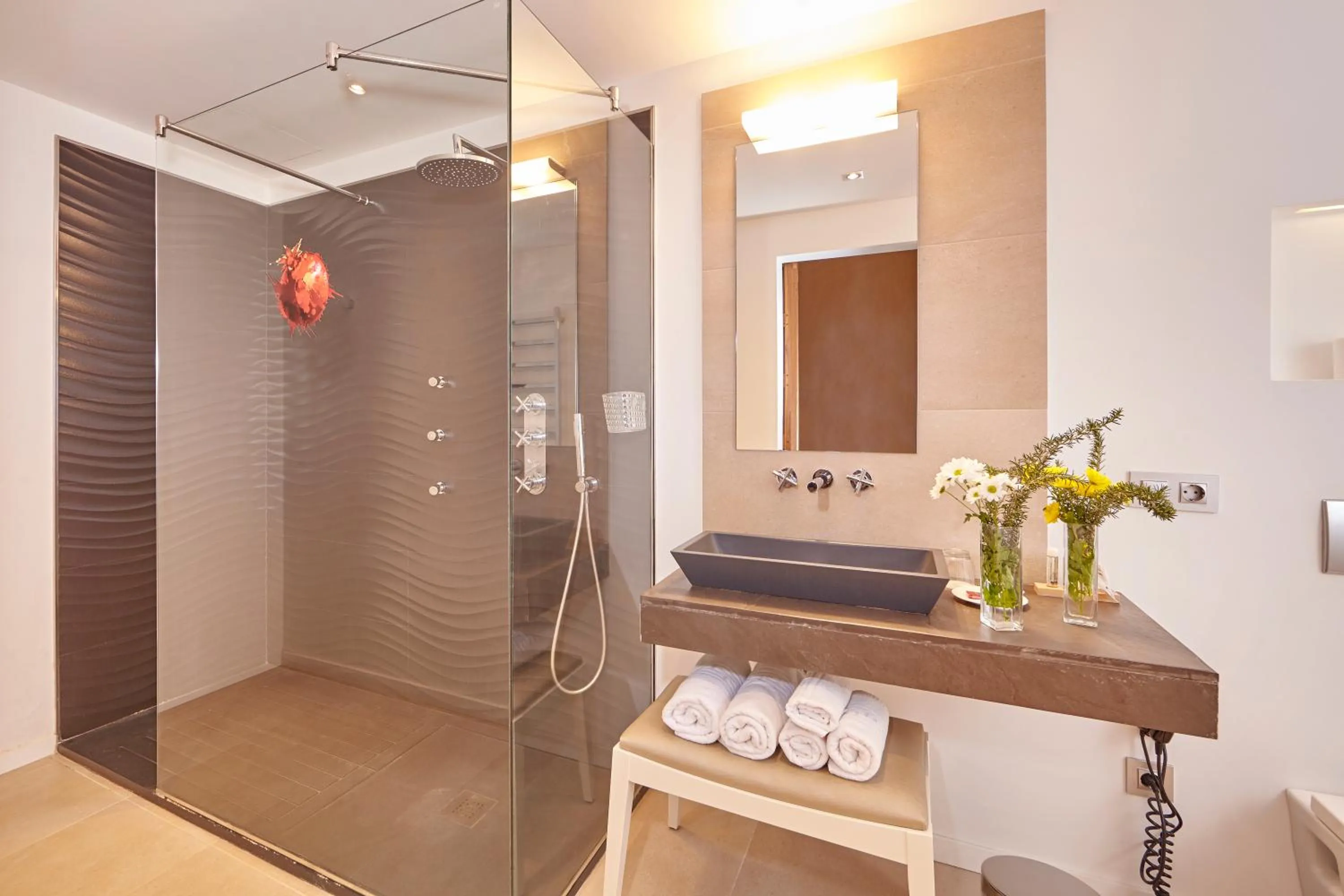 Shower in Bennoc Petit Hotel