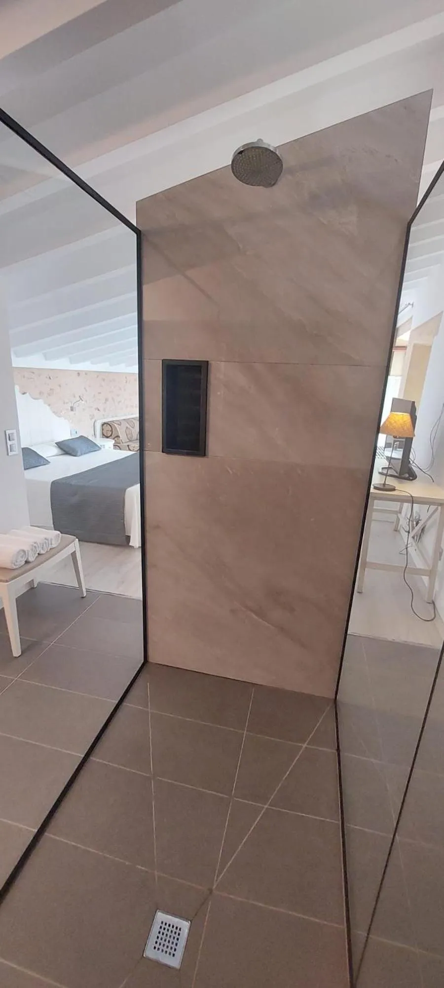 Shower, Bed in Bennoc Petit Hotel