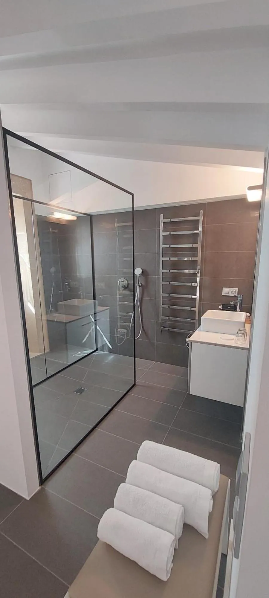 Shower in Bennoc Petit Hotel