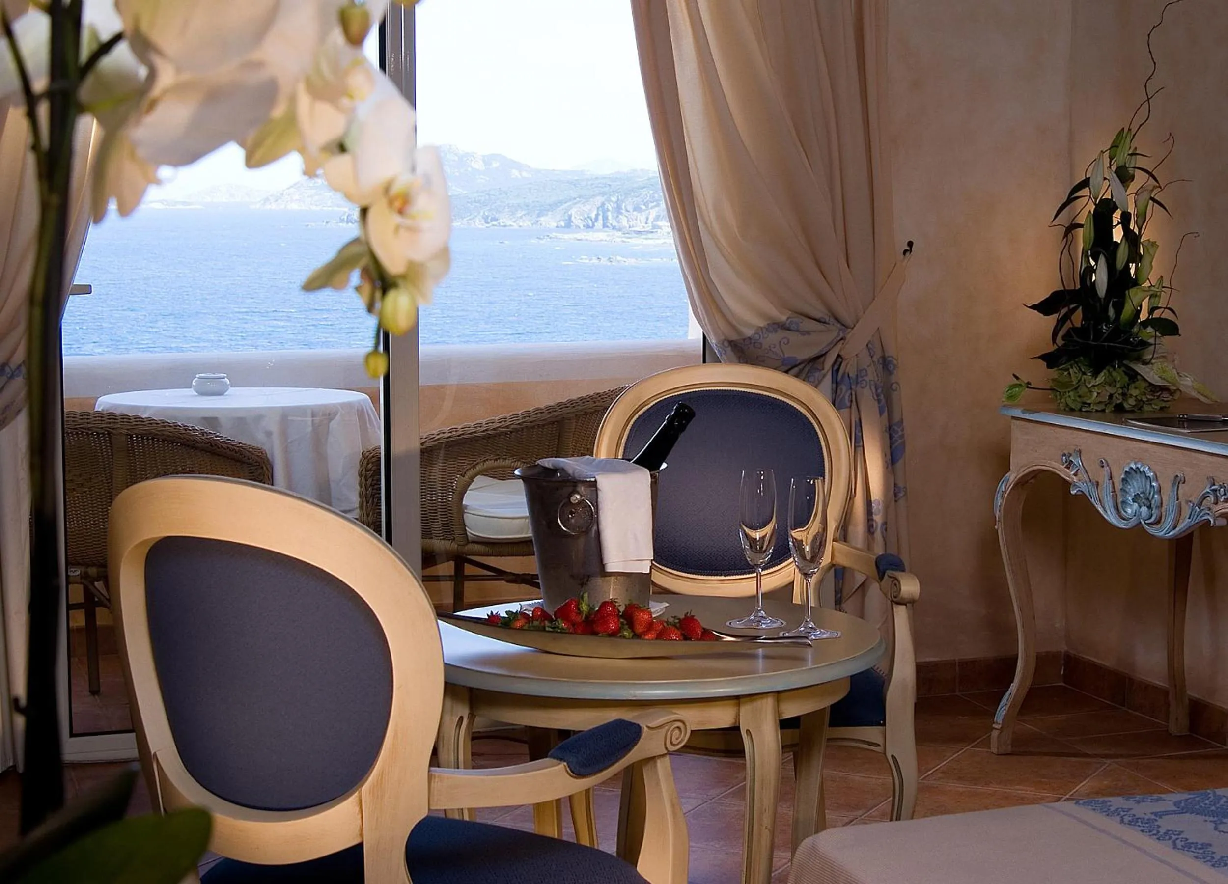 Bedroom in COLONNA RESORT, a Colonna Luxury Beach Hotel, Porto Cervo