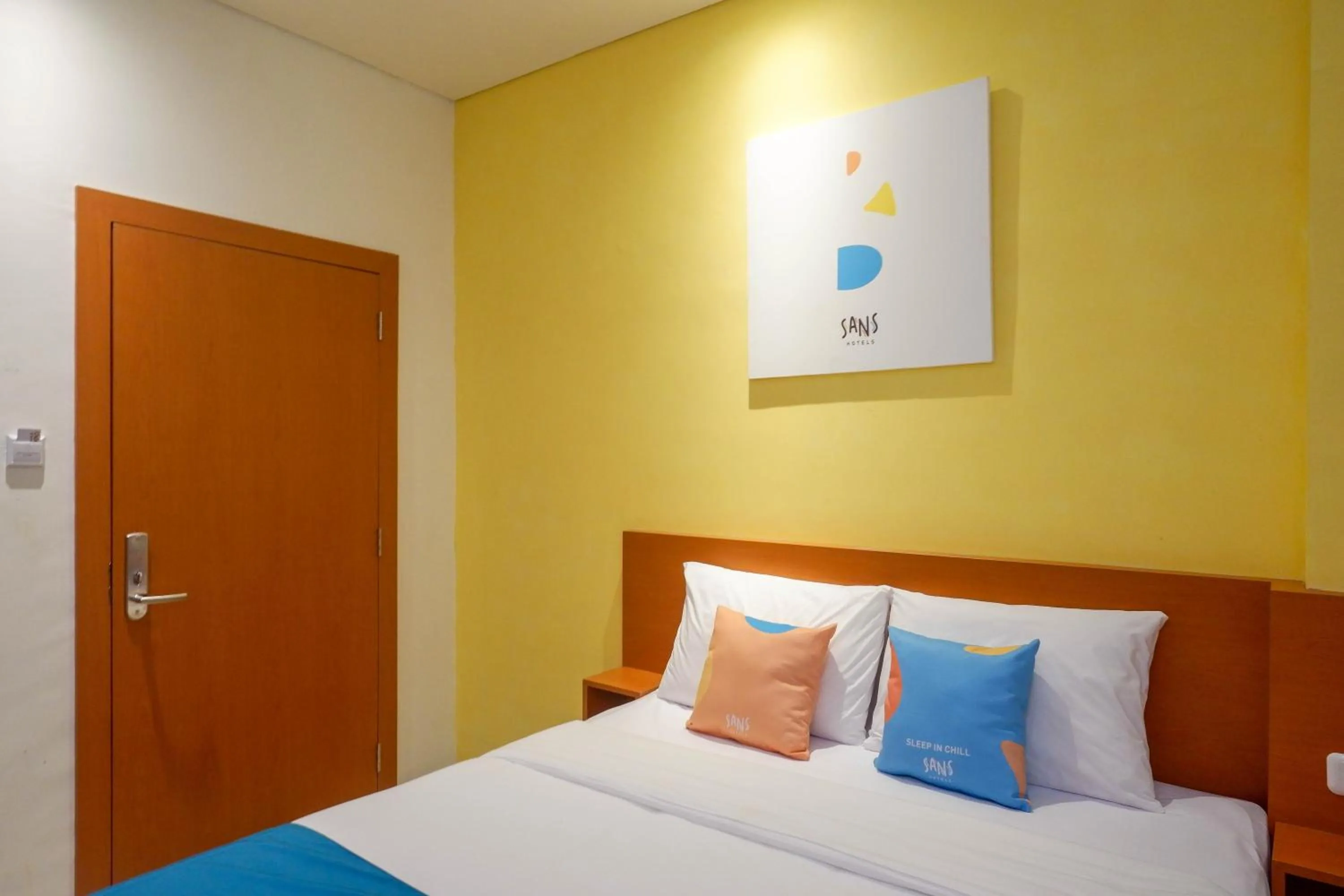 Bedroom, Bed in Sans Hotel Pippo Yogyakarta by RedDoorz
