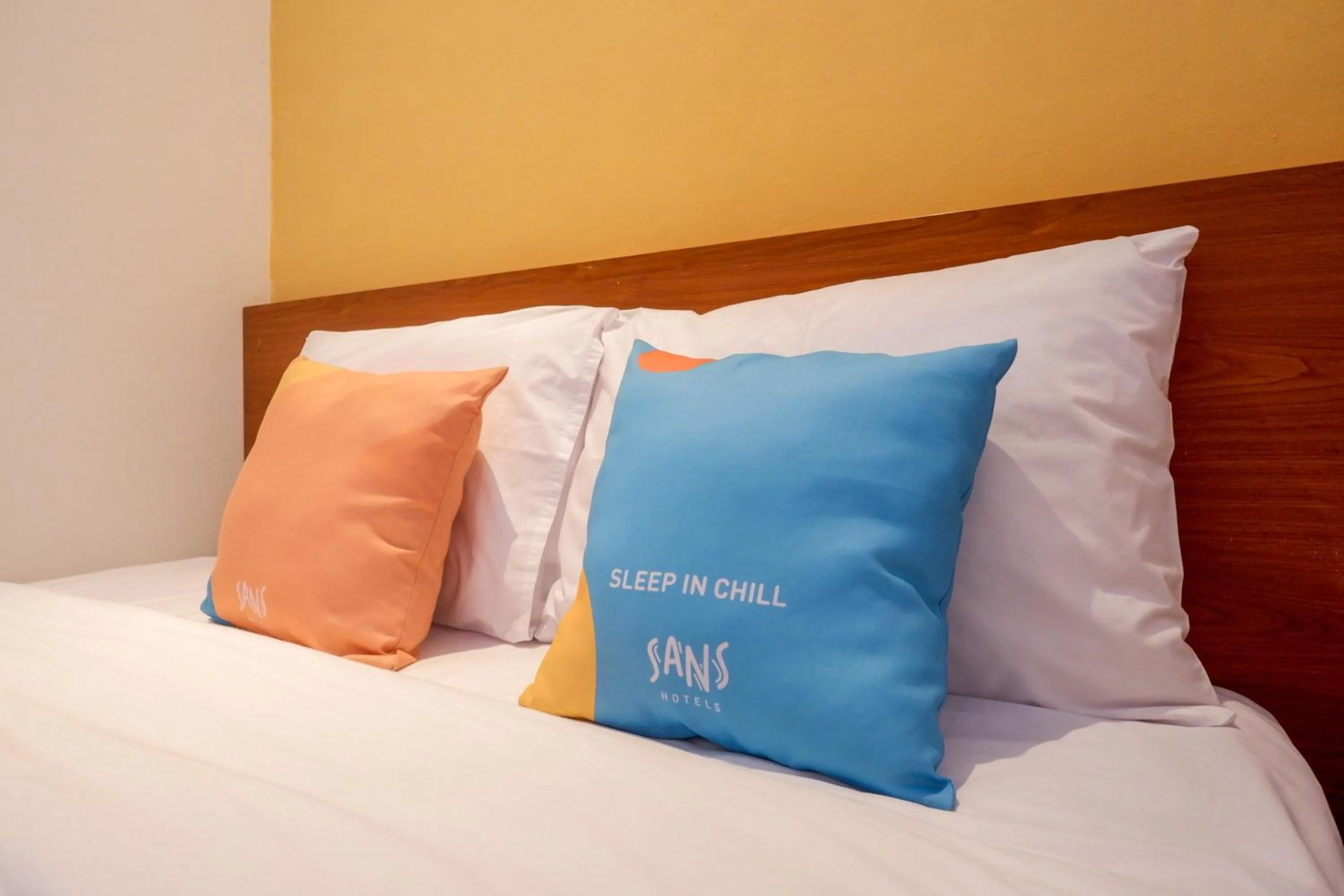 Bedroom, Bed in Sans Hotel Pippo Yogyakarta by RedDoorz