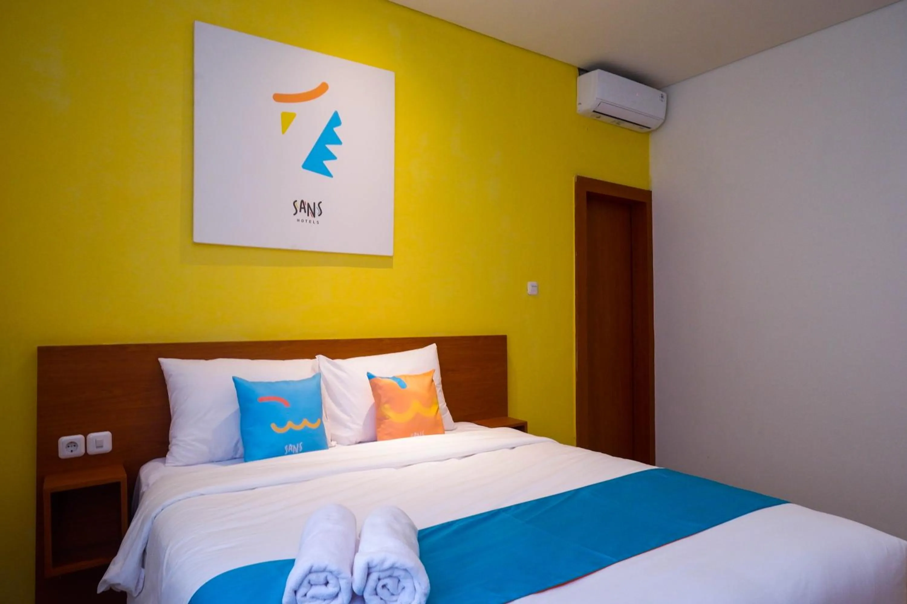 Bedroom, Bed in Sans Hotel Pippo Yogyakarta by RedDoorz