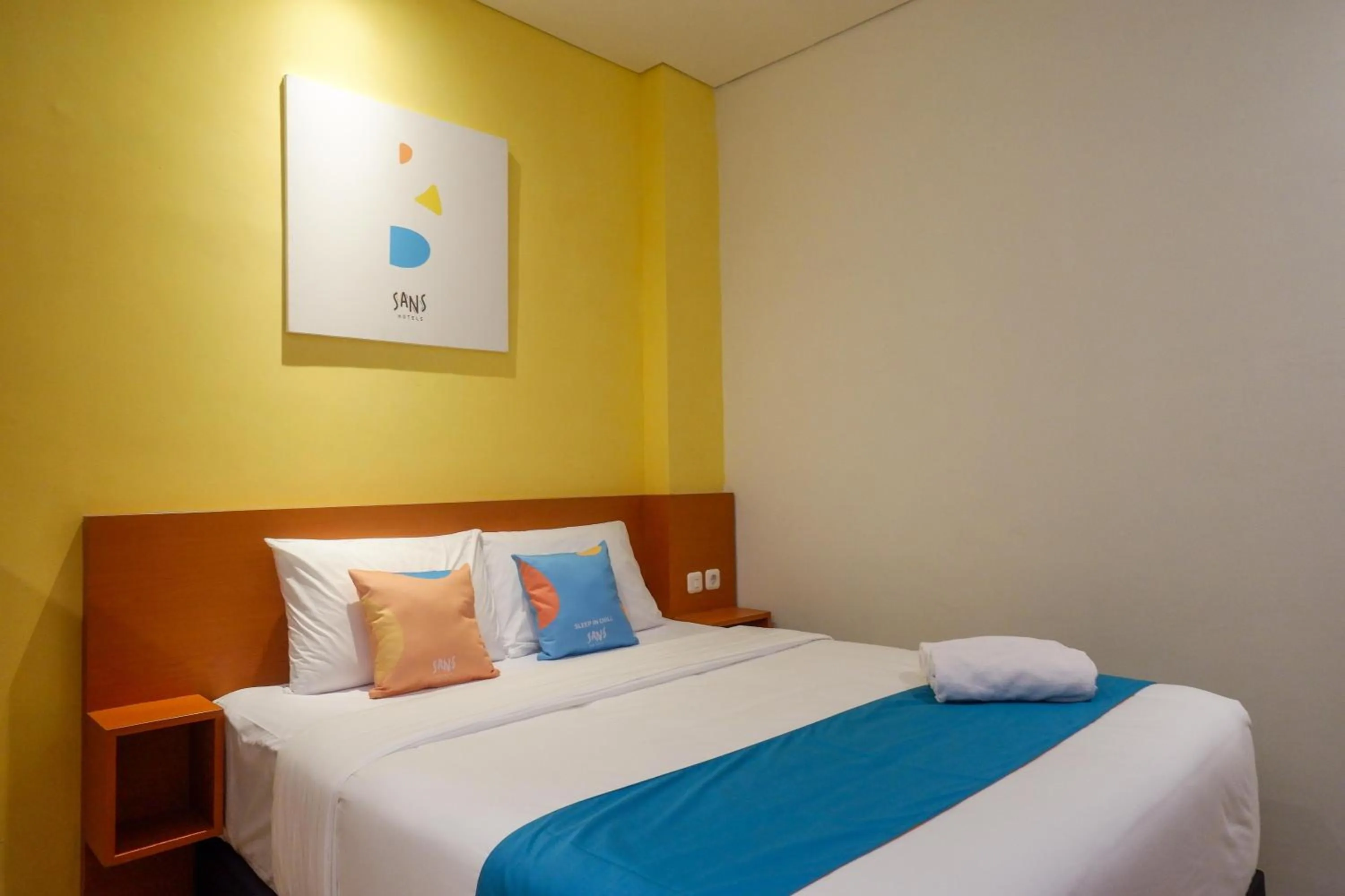 Bedroom, Bed in Sans Hotel Pippo Yogyakarta by RedDoorz
