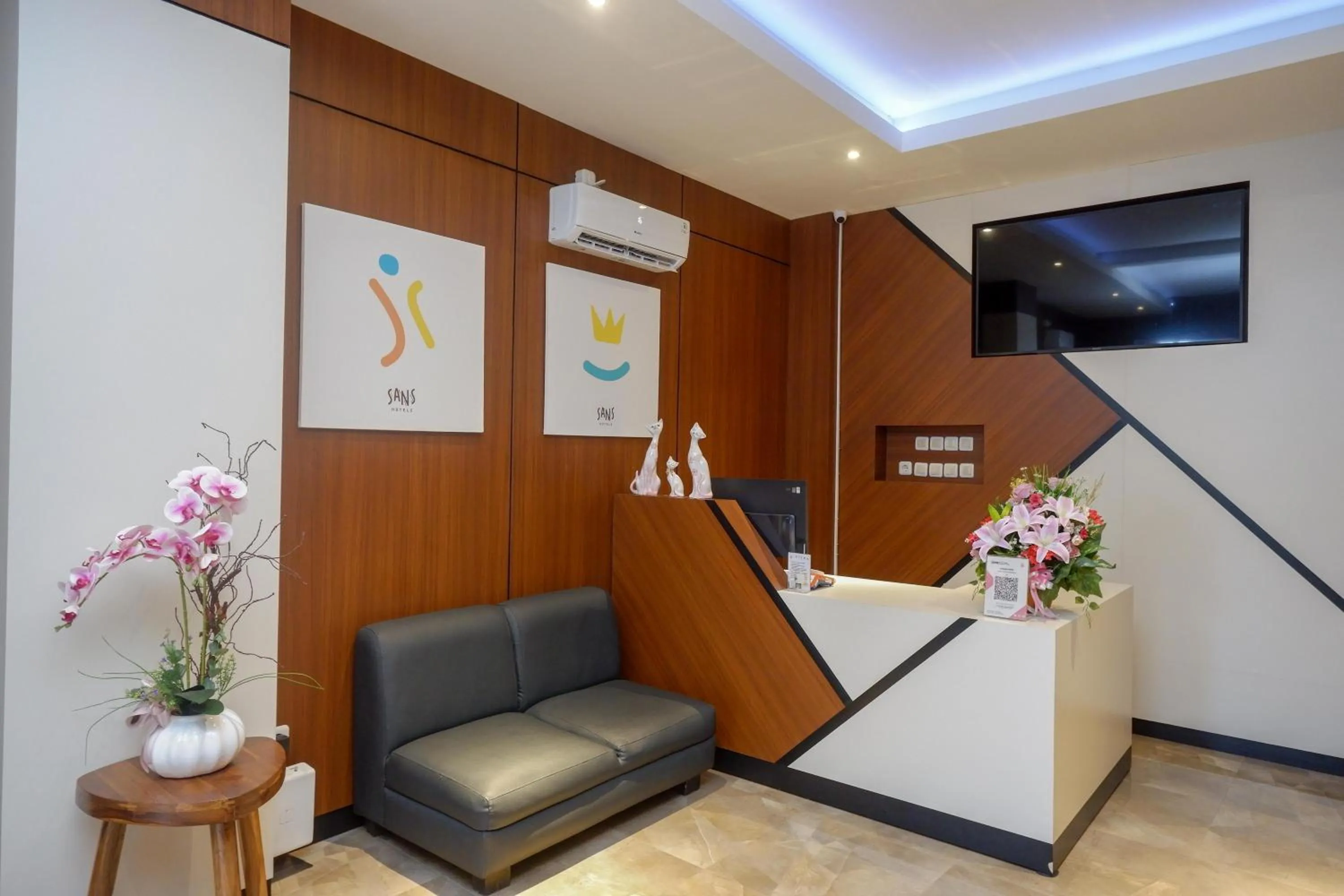 Lobby or reception in Sans Hotel Pippo Yogyakarta by RedDoorz