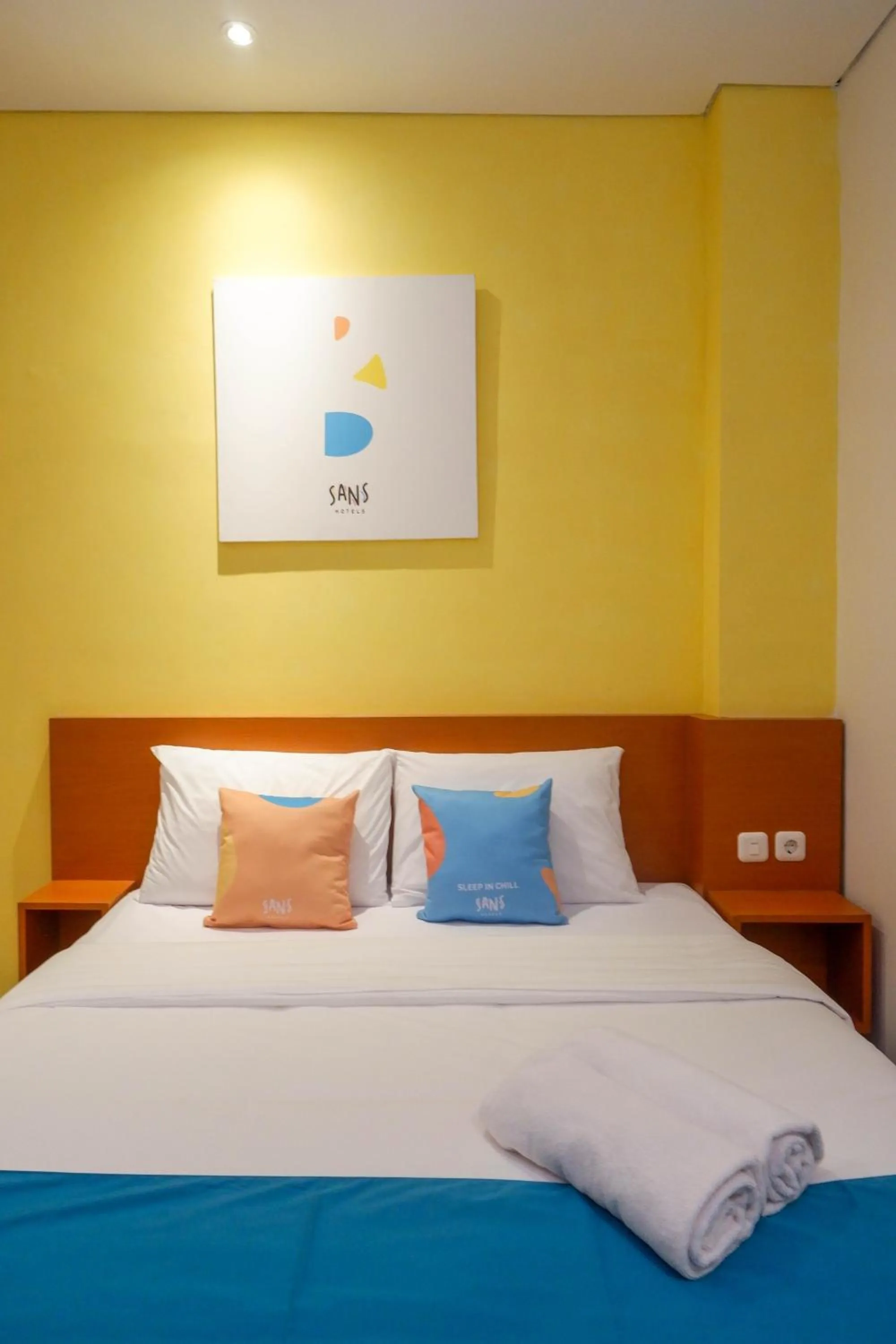 Bedroom, Bed in Sans Hotel Pippo Yogyakarta by RedDoorz