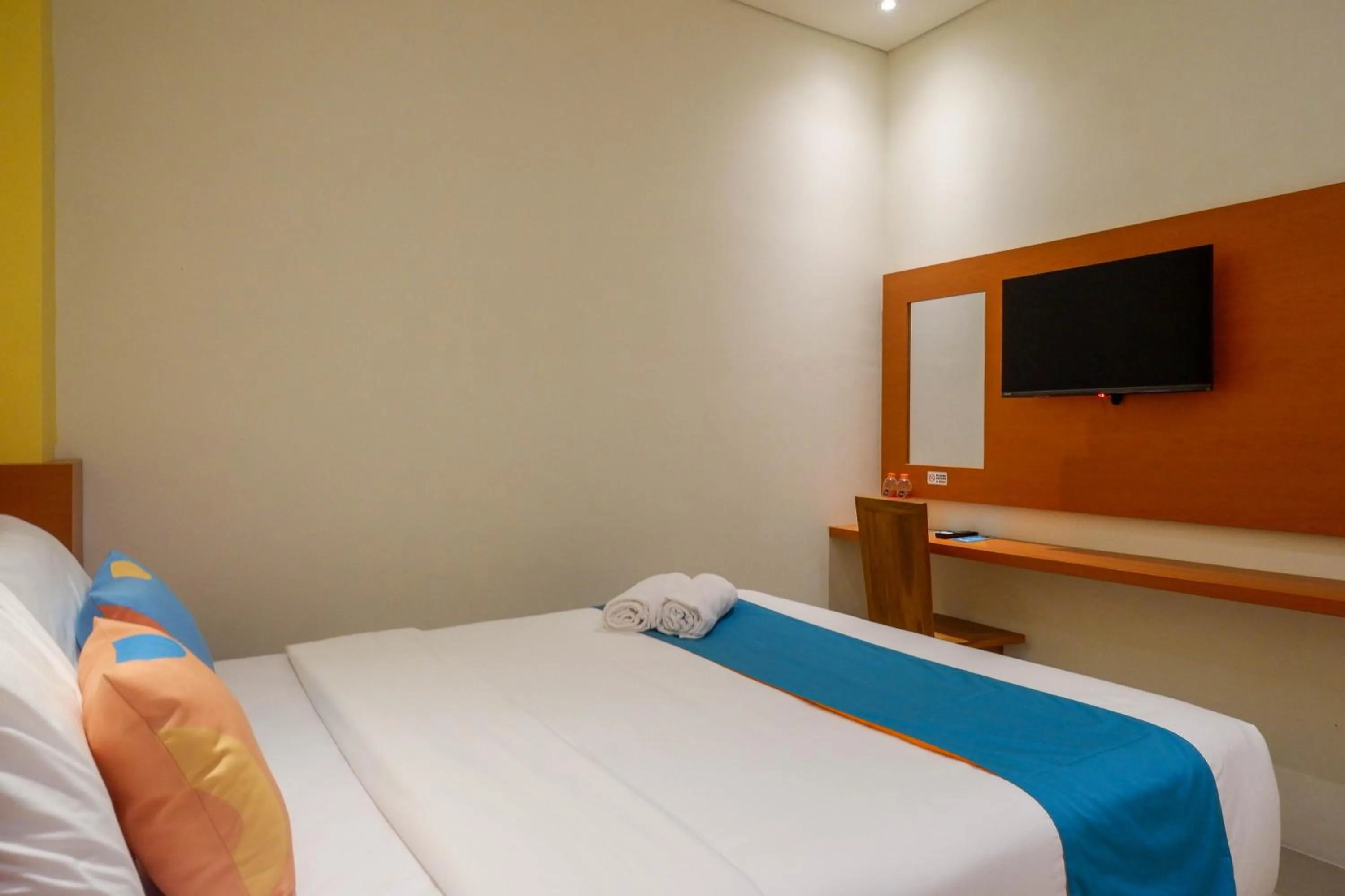 Bedroom, Bed in Sans Hotel Pippo Yogyakarta by RedDoorz
