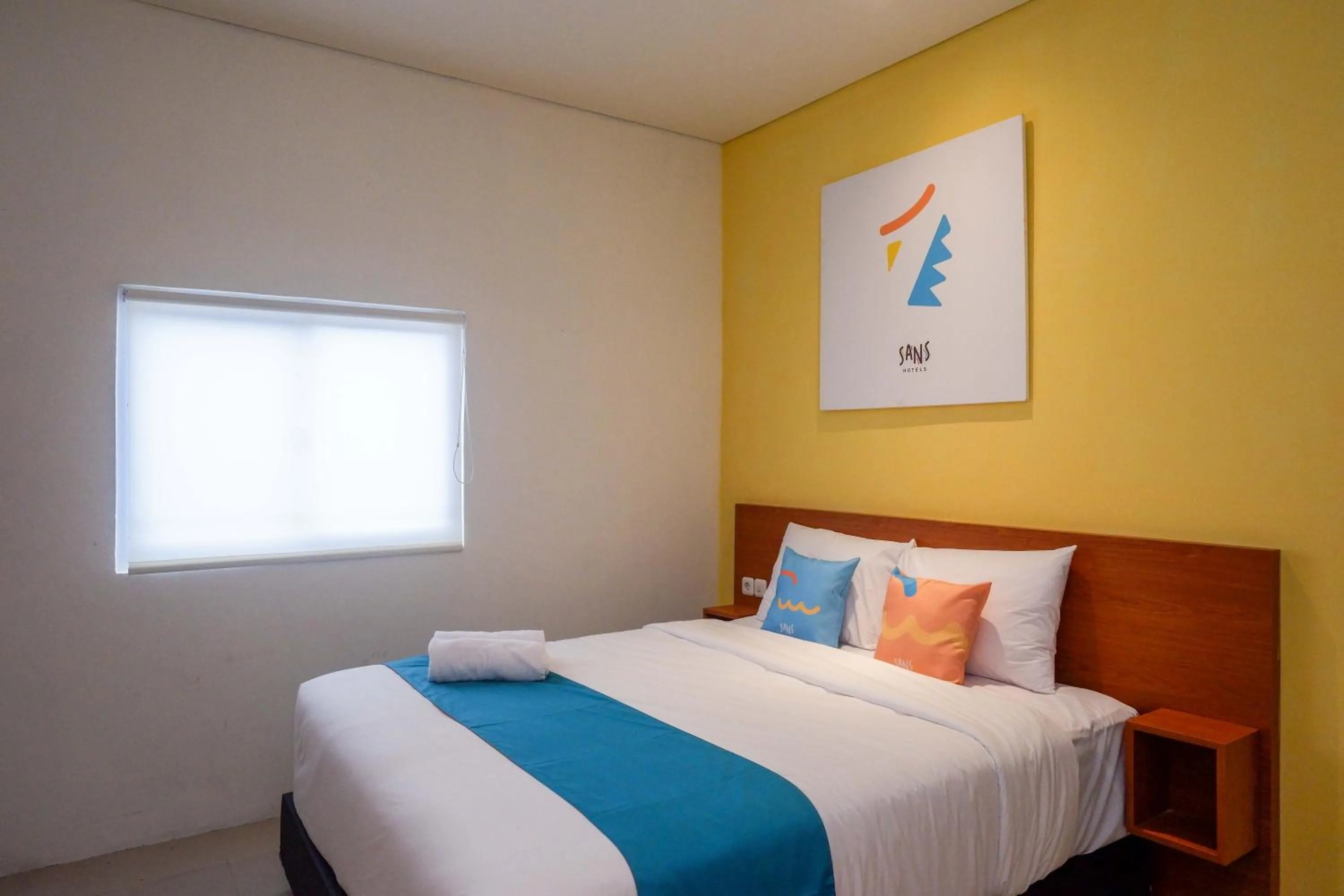 Bedroom, Bed in Sans Hotel Pippo Yogyakarta by RedDoorz