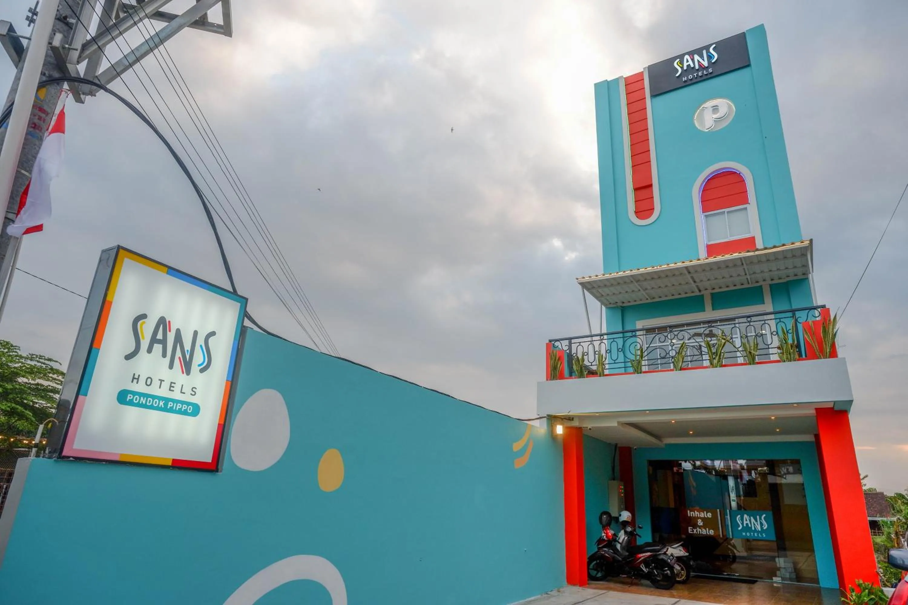 Property building in Sans Hotel Pippo Yogyakarta by RedDoorz