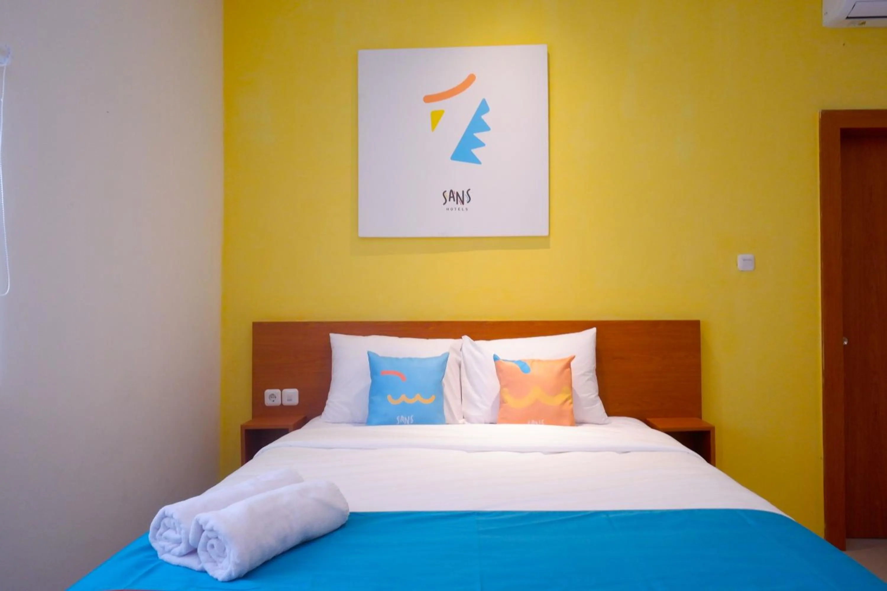 Bedroom, Bed in Sans Hotel Pippo Yogyakarta by RedDoorz