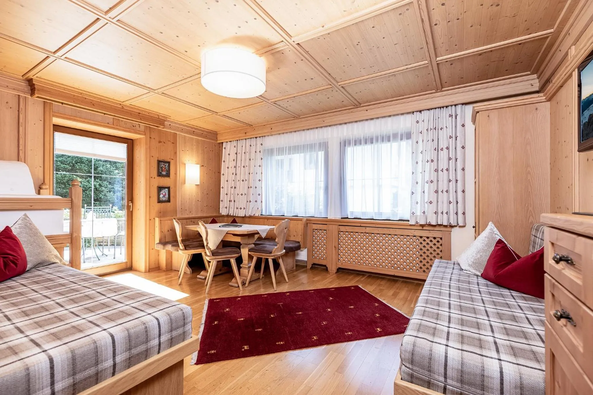 Living room, Bed in Aparthotel Landhaus St. Joseph (Indoor Pool)