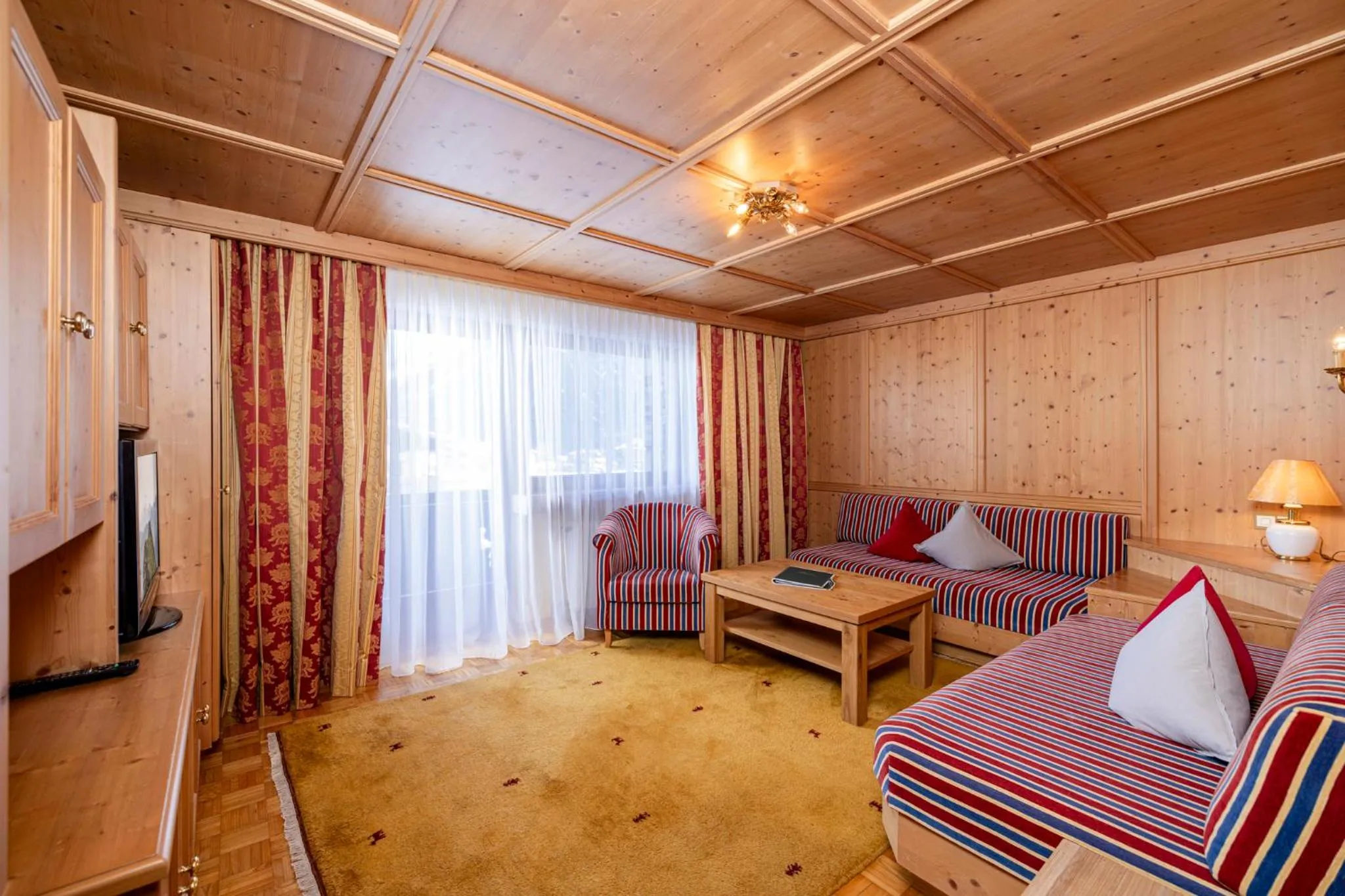 Living room, Bed in Aparthotel Landhaus St. Joseph (Indoor Pool)