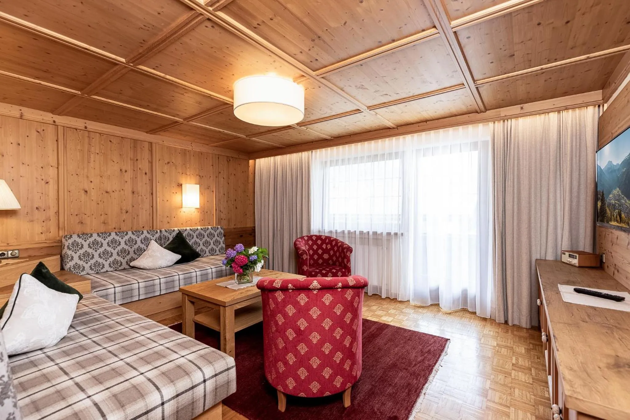 Living room, Bed in Aparthotel Landhaus St. Joseph (Indoor Pool)