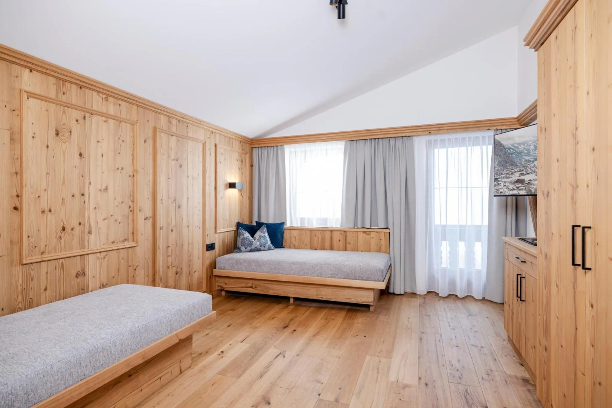 Living room, Bed in Aparthotel Landhaus St. Joseph (Indoor Pool)