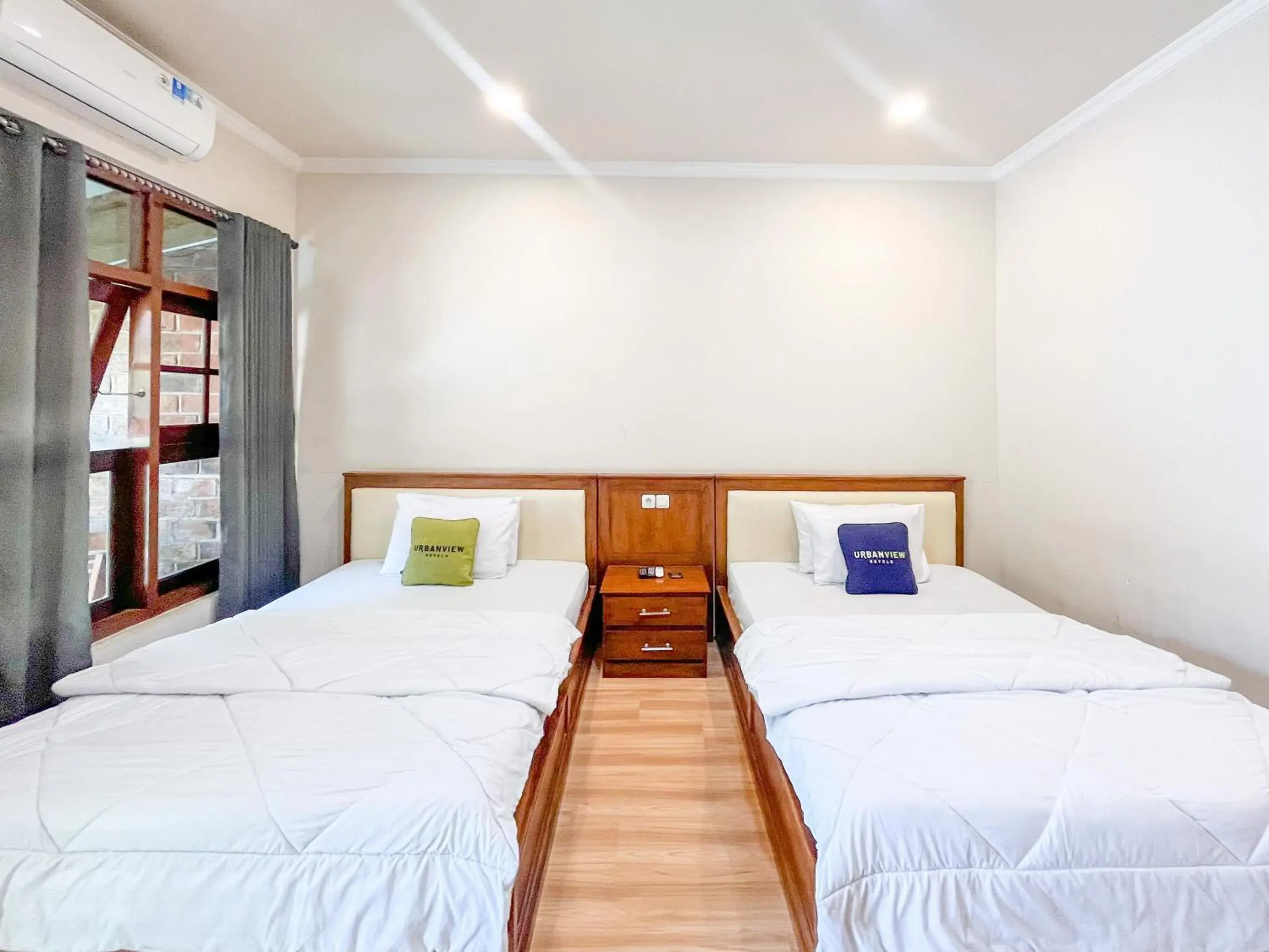 Deluxe Twin Room in Urbanview Hotel Kumala Banyuwangi by RedDoorz Deluxe Twin Room in Urbanview Hotel Kumala Banyuwangi by RedDoorz