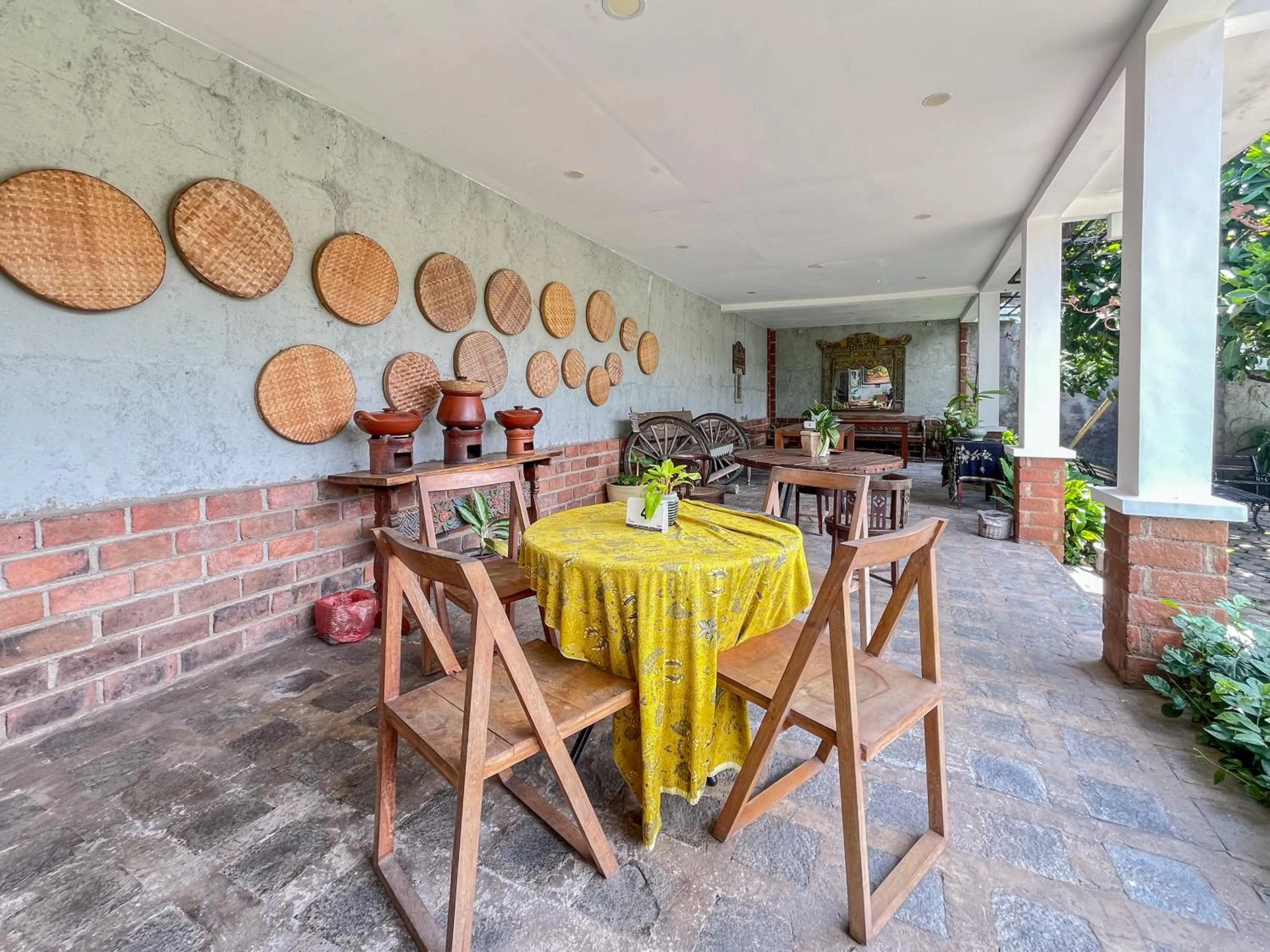 Seating area in Urbanview Hotel Kumala Banyuwangi by RedDoorz