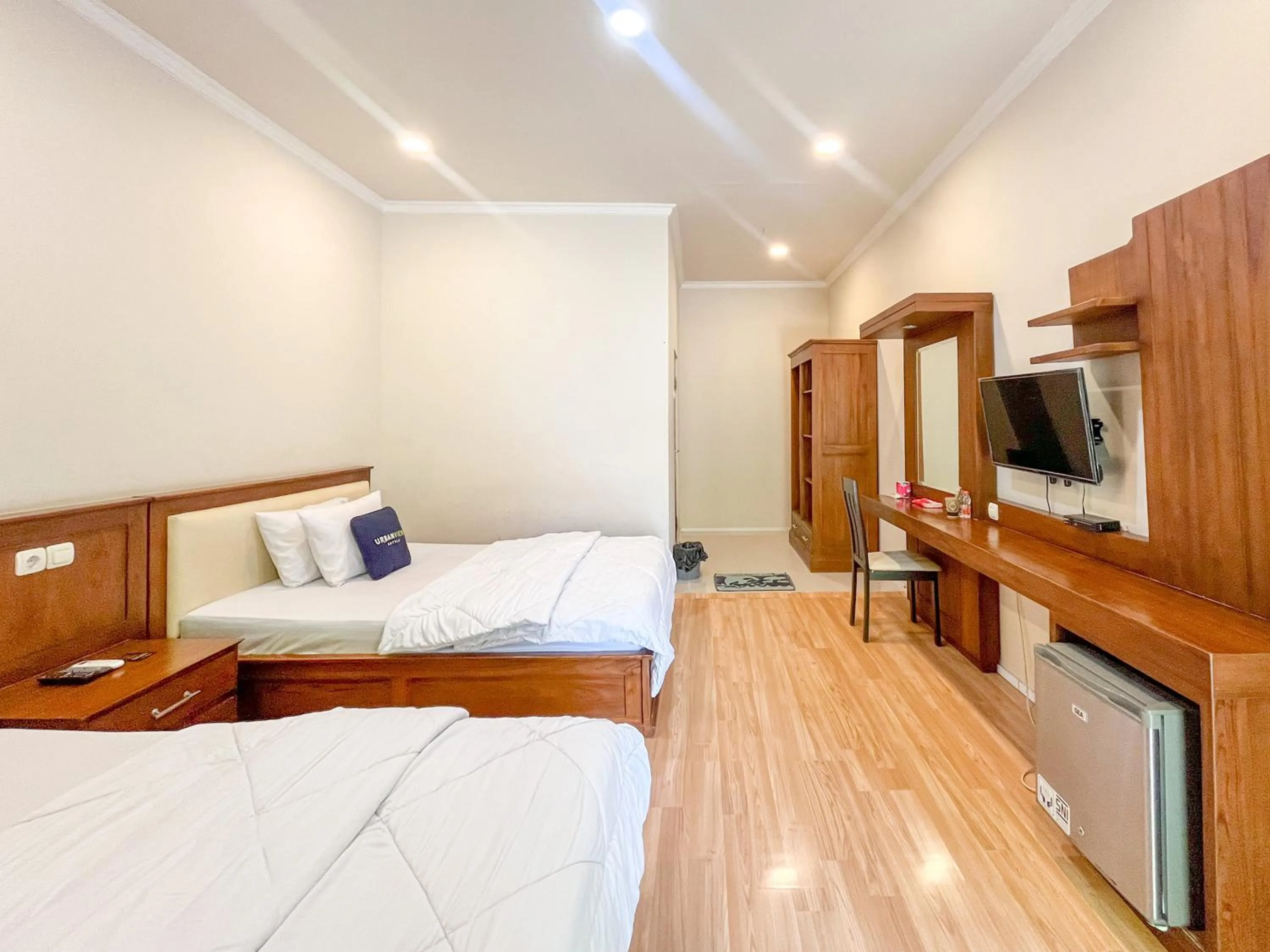 Bedroom, Bed in Urbanview Hotel Kumala Banyuwangi by RedDoorz