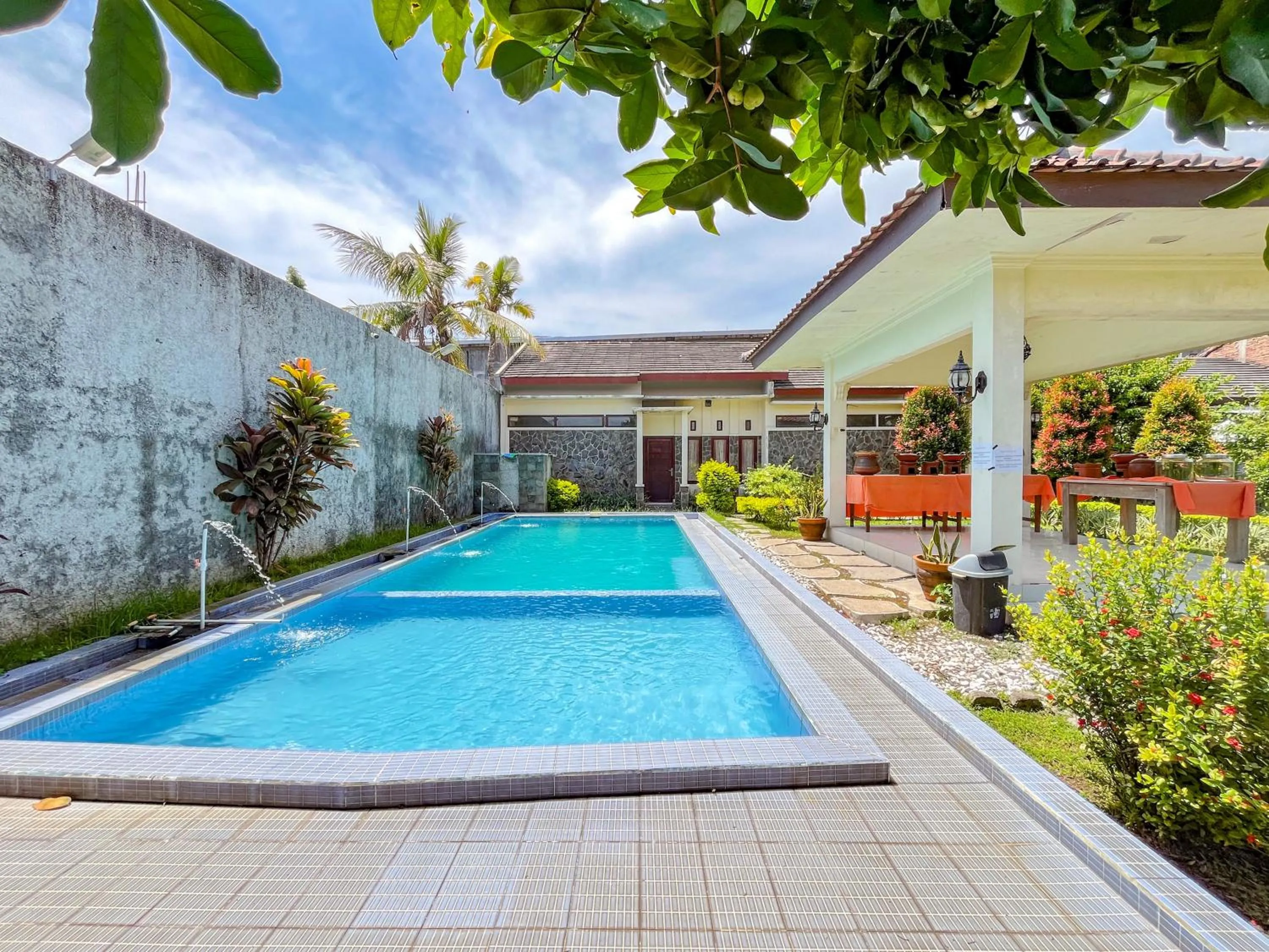 Swimming pool in Urbanview Hotel Kumala Banyuwangi by RedDoorz