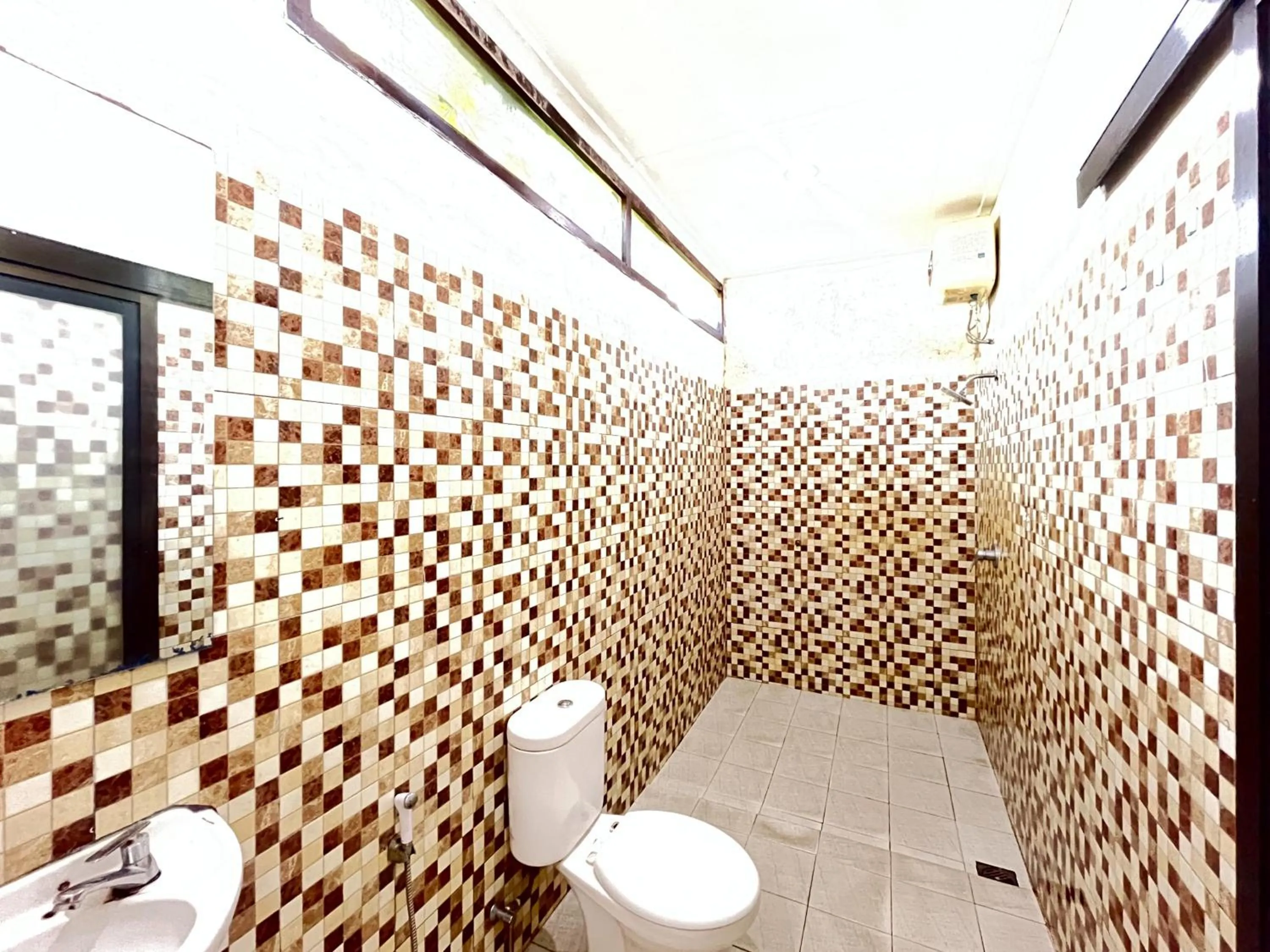 Bathroom in Urbanview Hotel Kumala Banyuwangi by RedDoorz