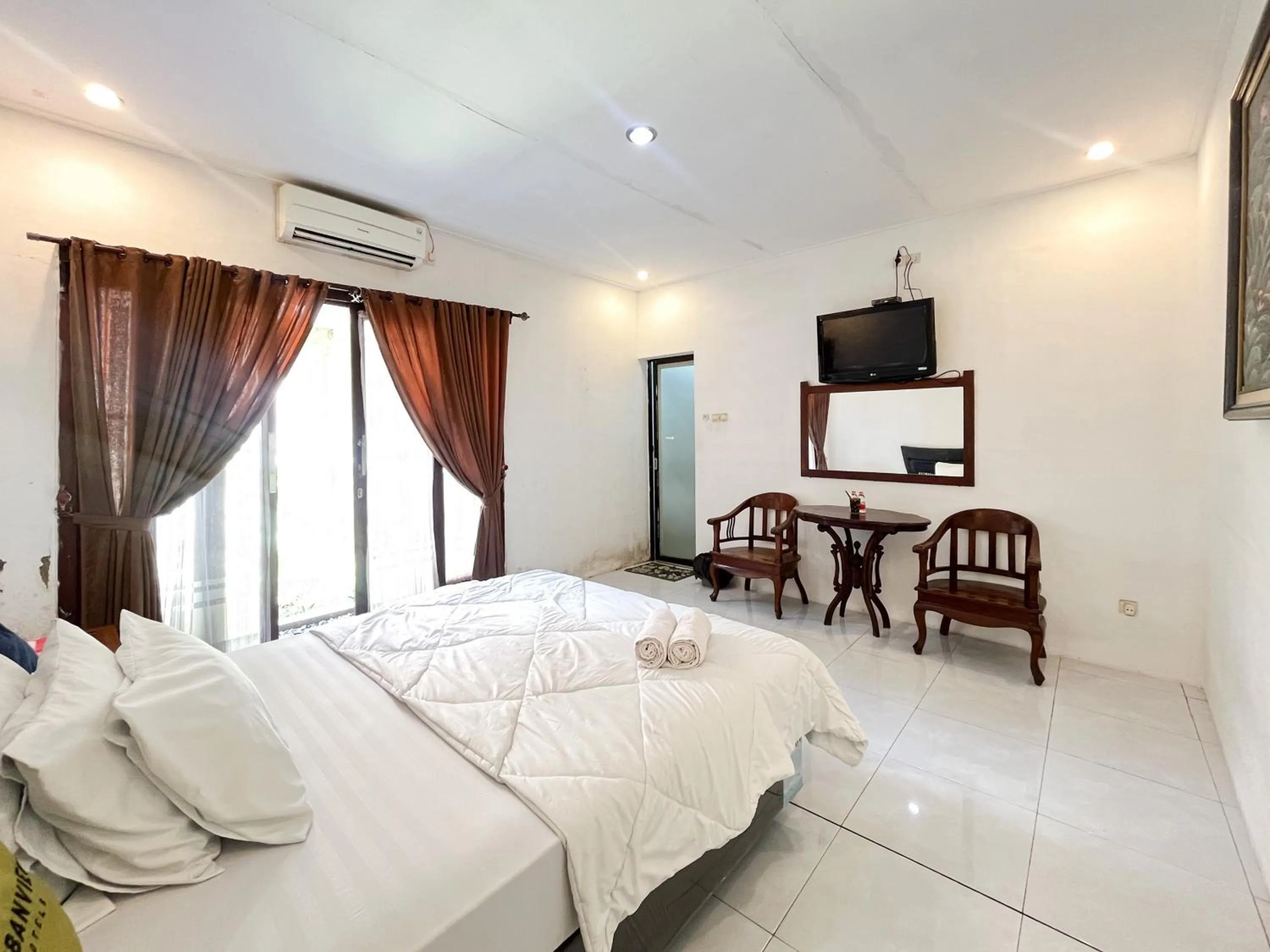 Bedroom, Bed in Urbanview Hotel Kumala Banyuwangi by RedDoorz