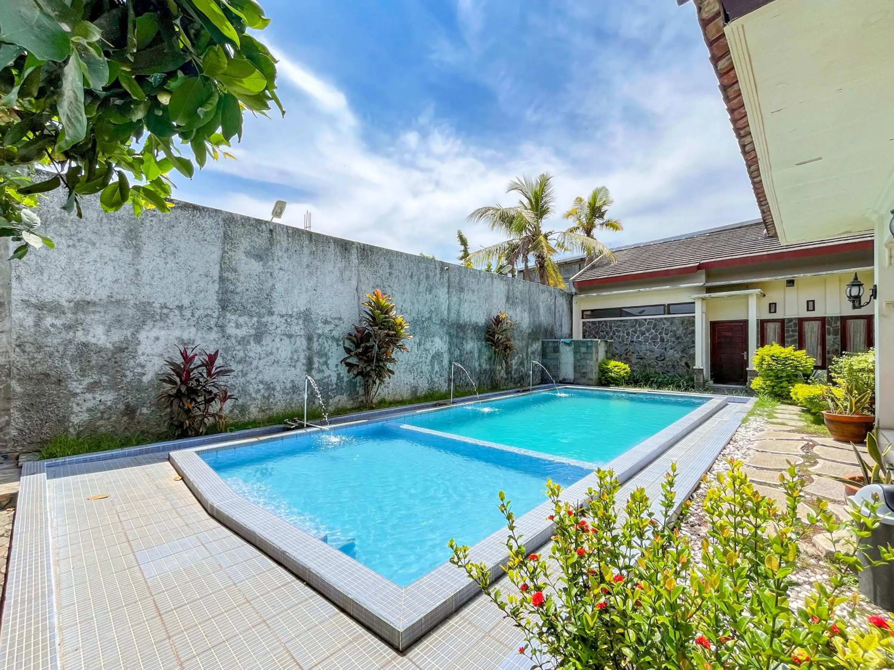 Swimming pool in Urbanview Hotel Kumala Banyuwangi by RedDoorz