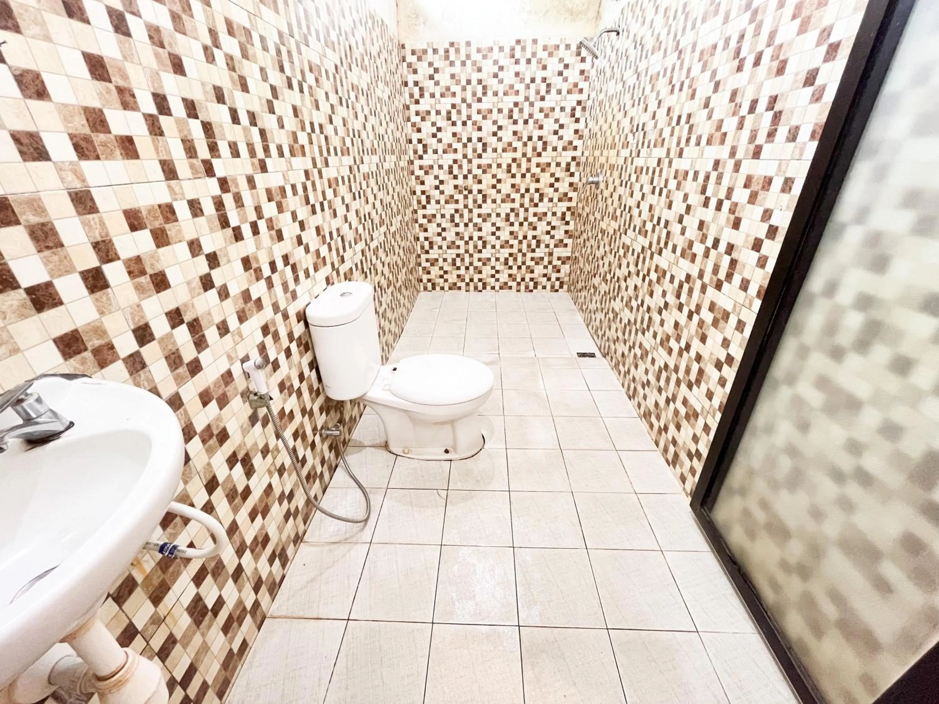 Bathroom in Urbanview Hotel Kumala Banyuwangi by RedDoorz