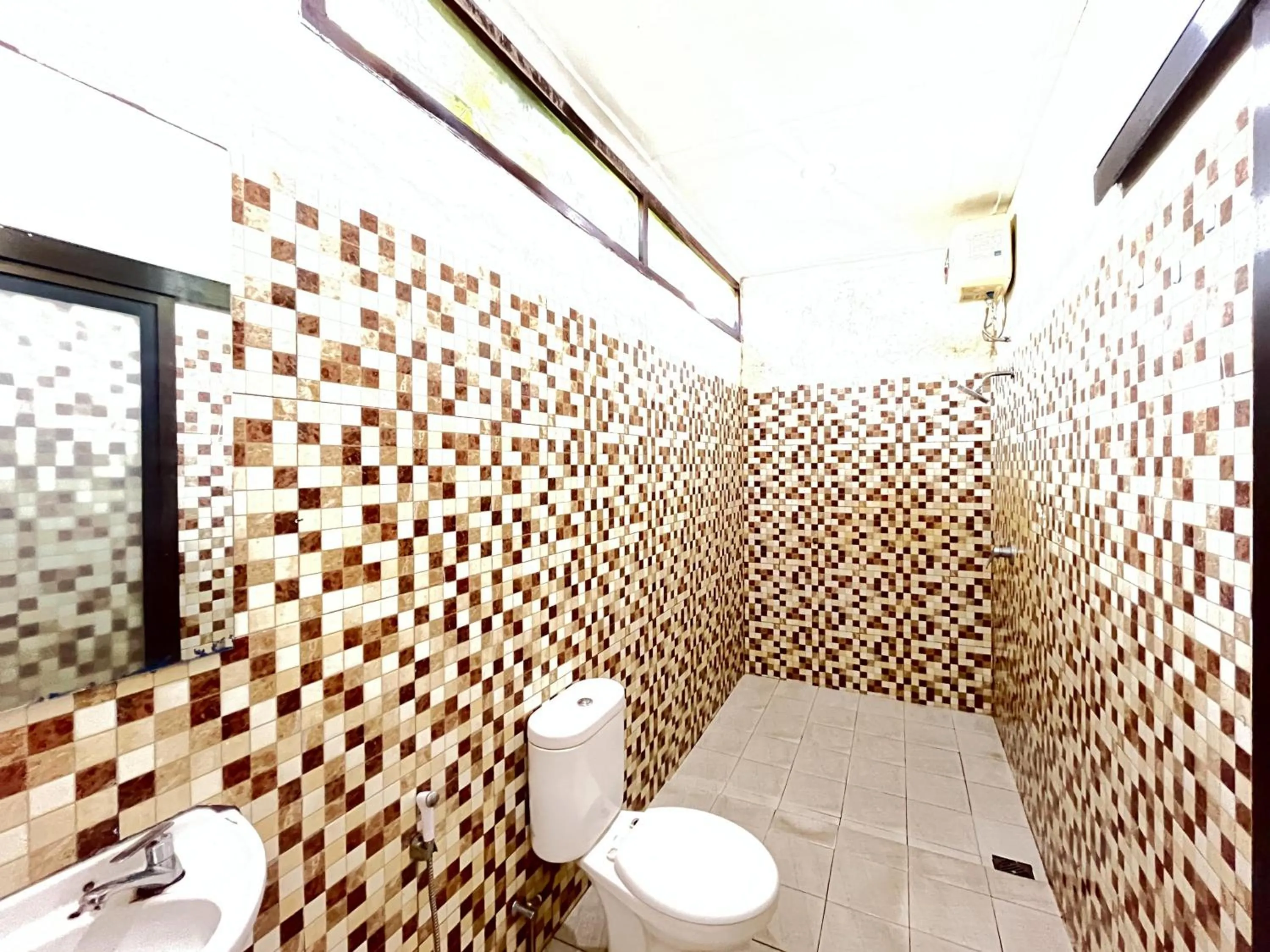Bathroom in Urbanview Hotel Kumala Banyuwangi by RedDoorz