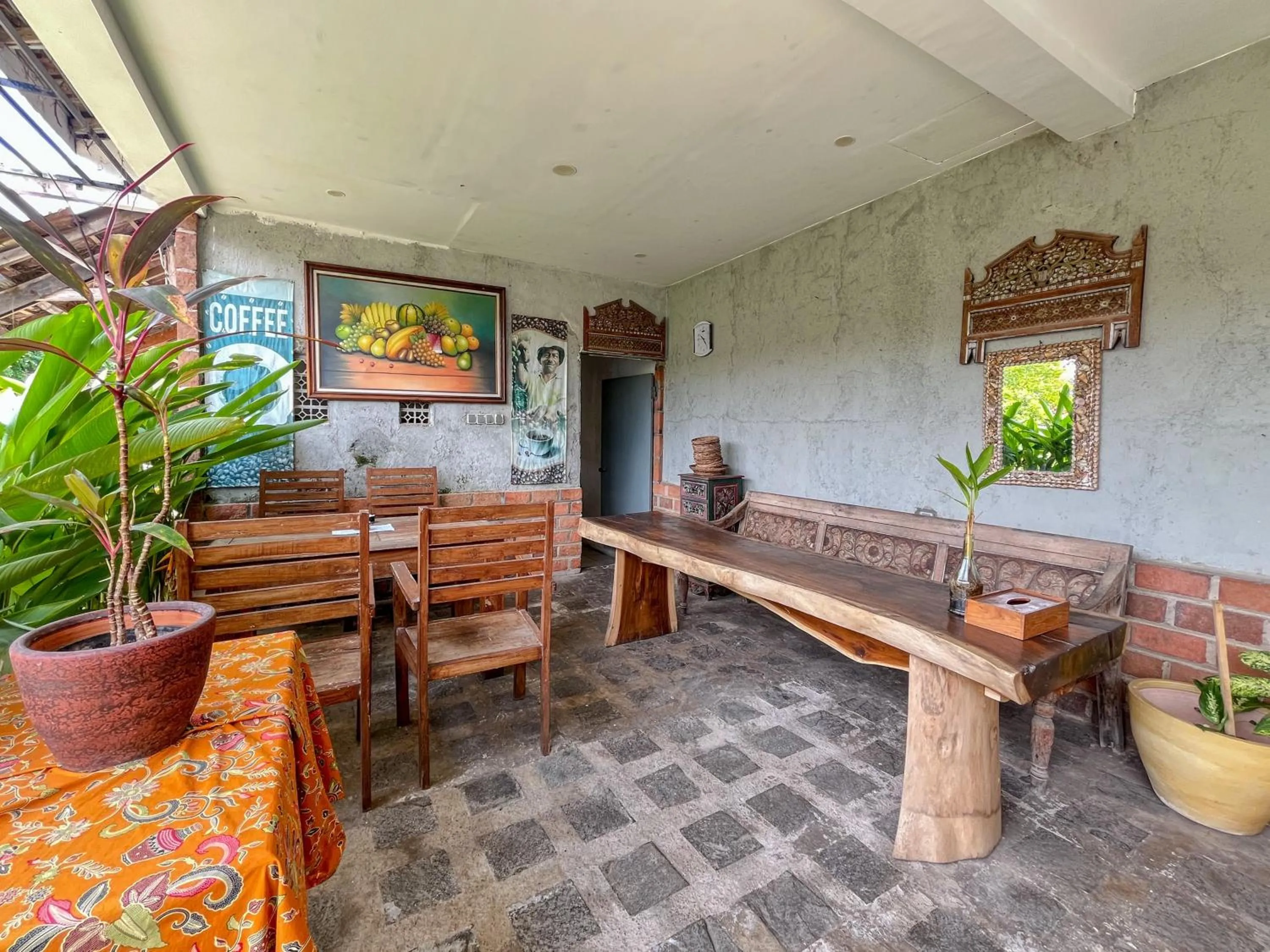 Seating area in Urbanview Hotel Kumala Banyuwangi by RedDoorz