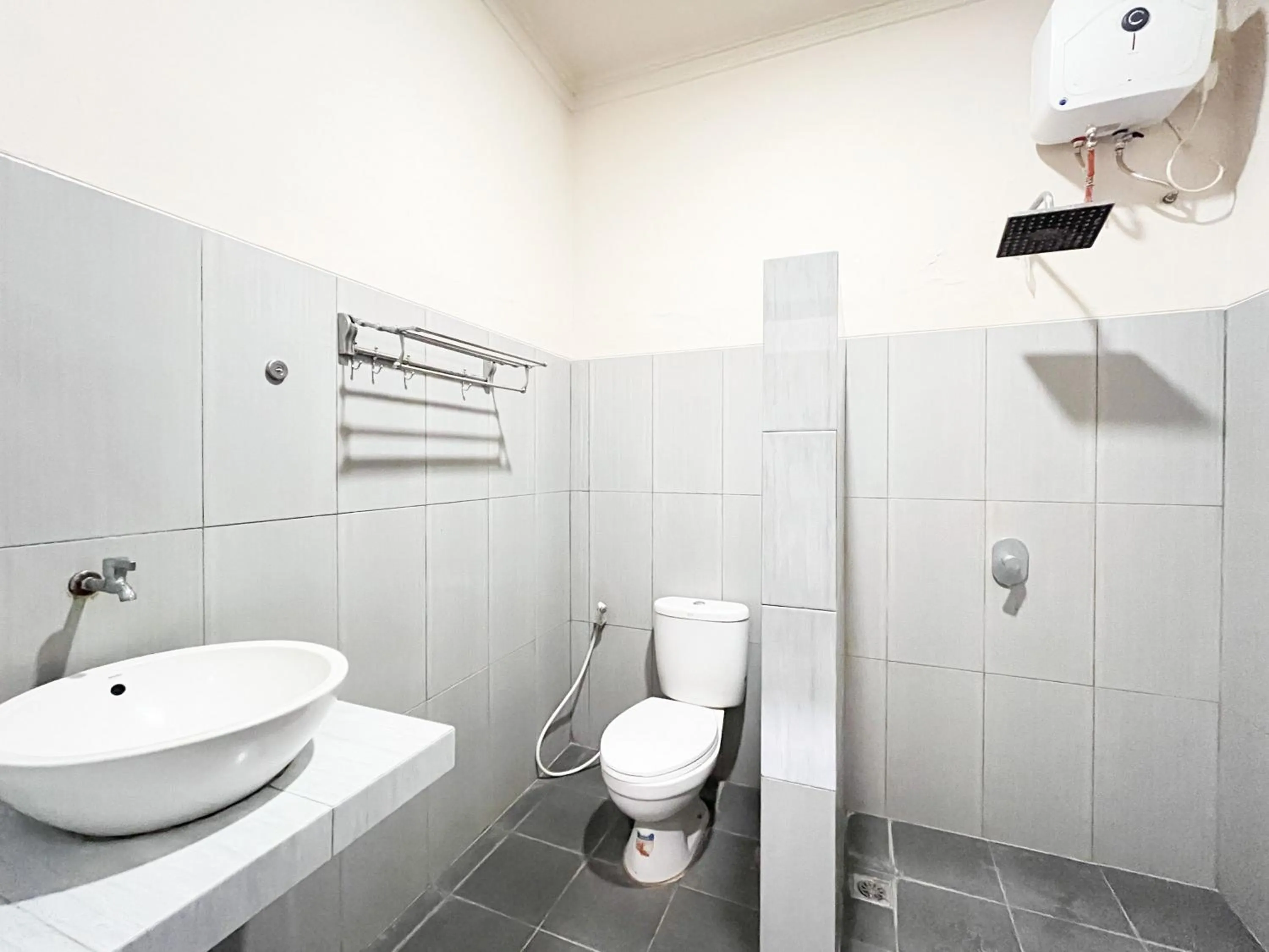 Bathroom in Urbanview Hotel Kumala Banyuwangi by RedDoorz