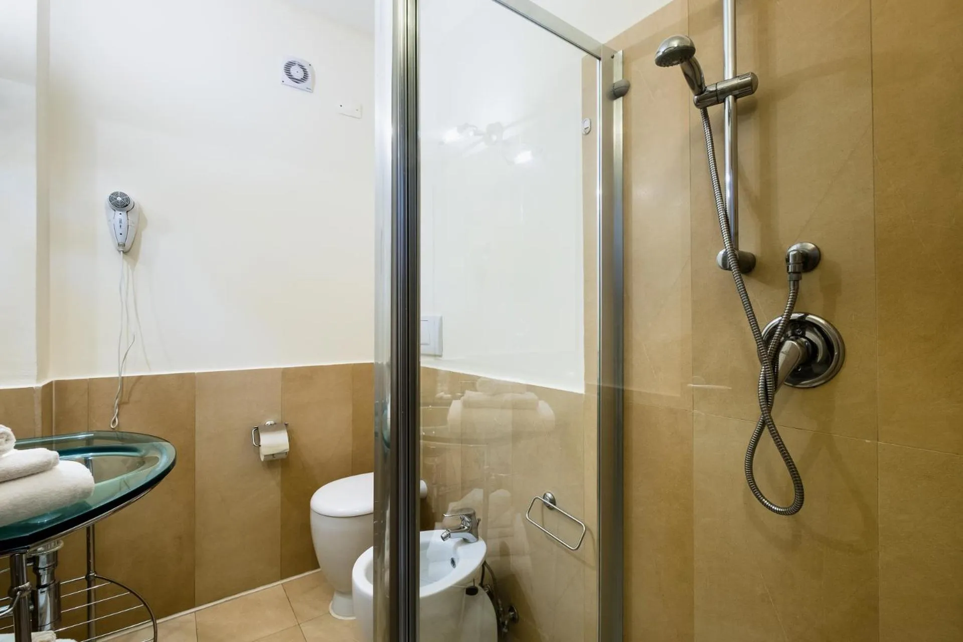 Shower in Canado Family Hotel