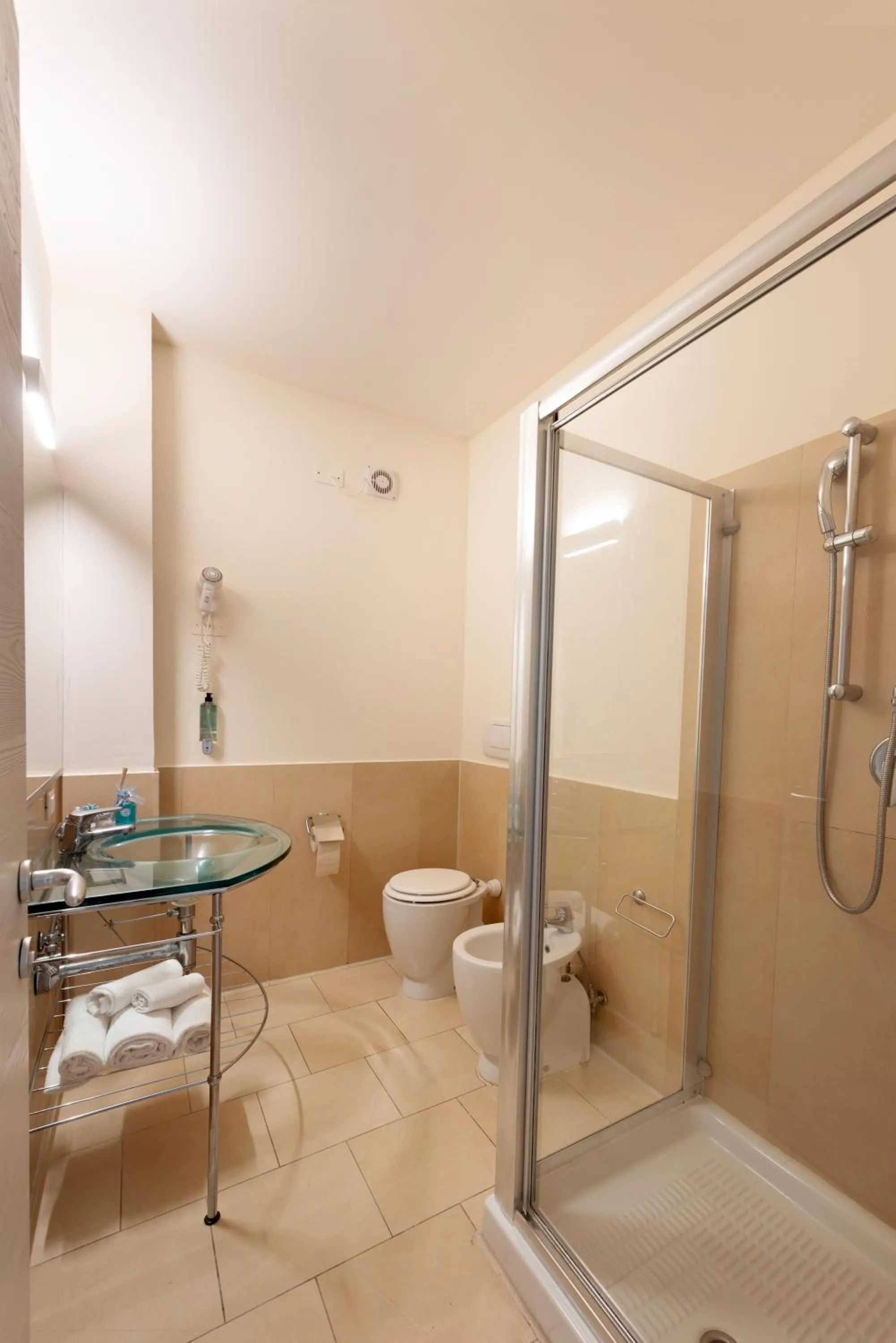 Shower in Canado Family Hotel