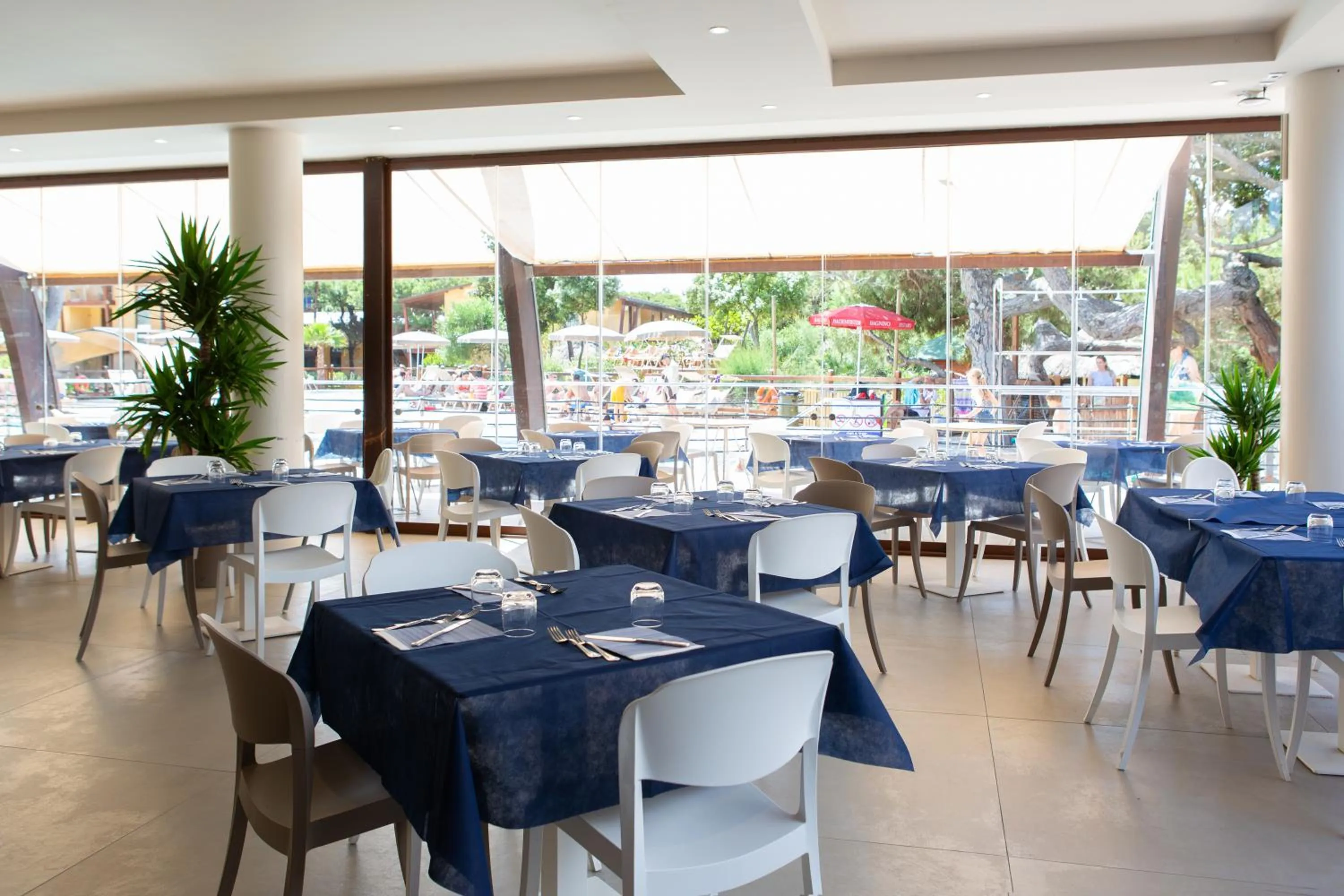 Restaurant/places to eat in Canado Family Hotel