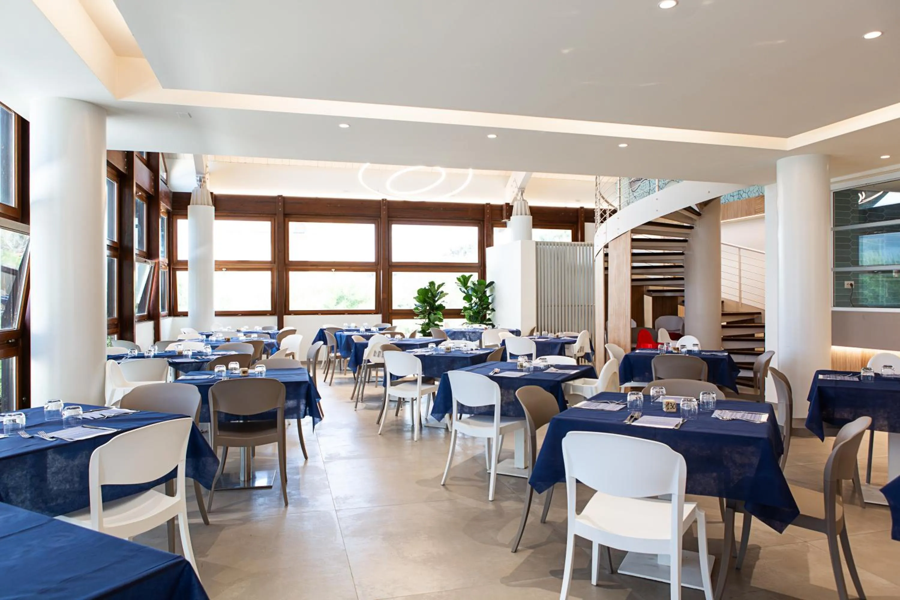 Restaurant/places to eat in Canado Family Hotel