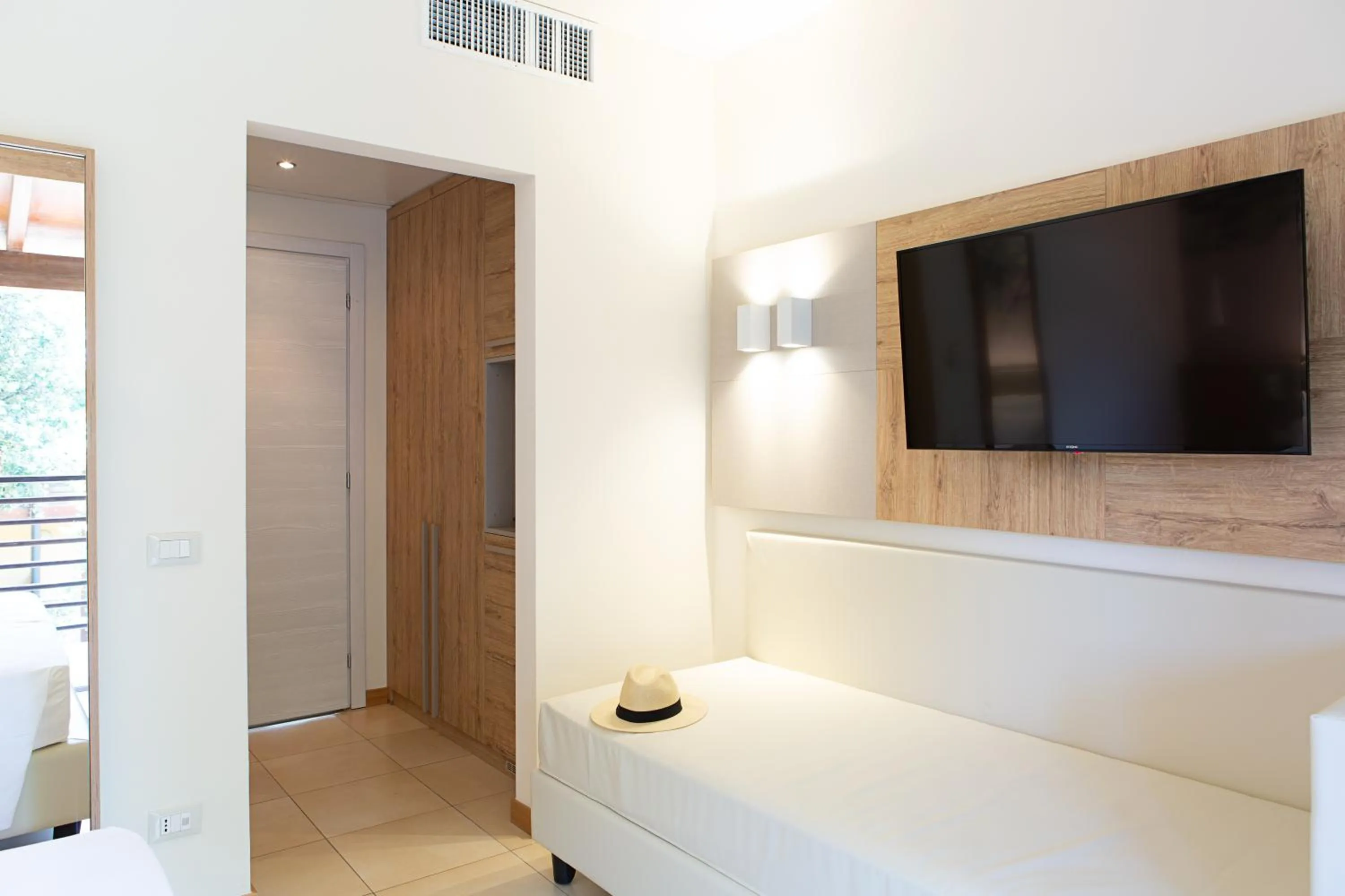 TV and multimedia, Bed in Canado Family Hotel