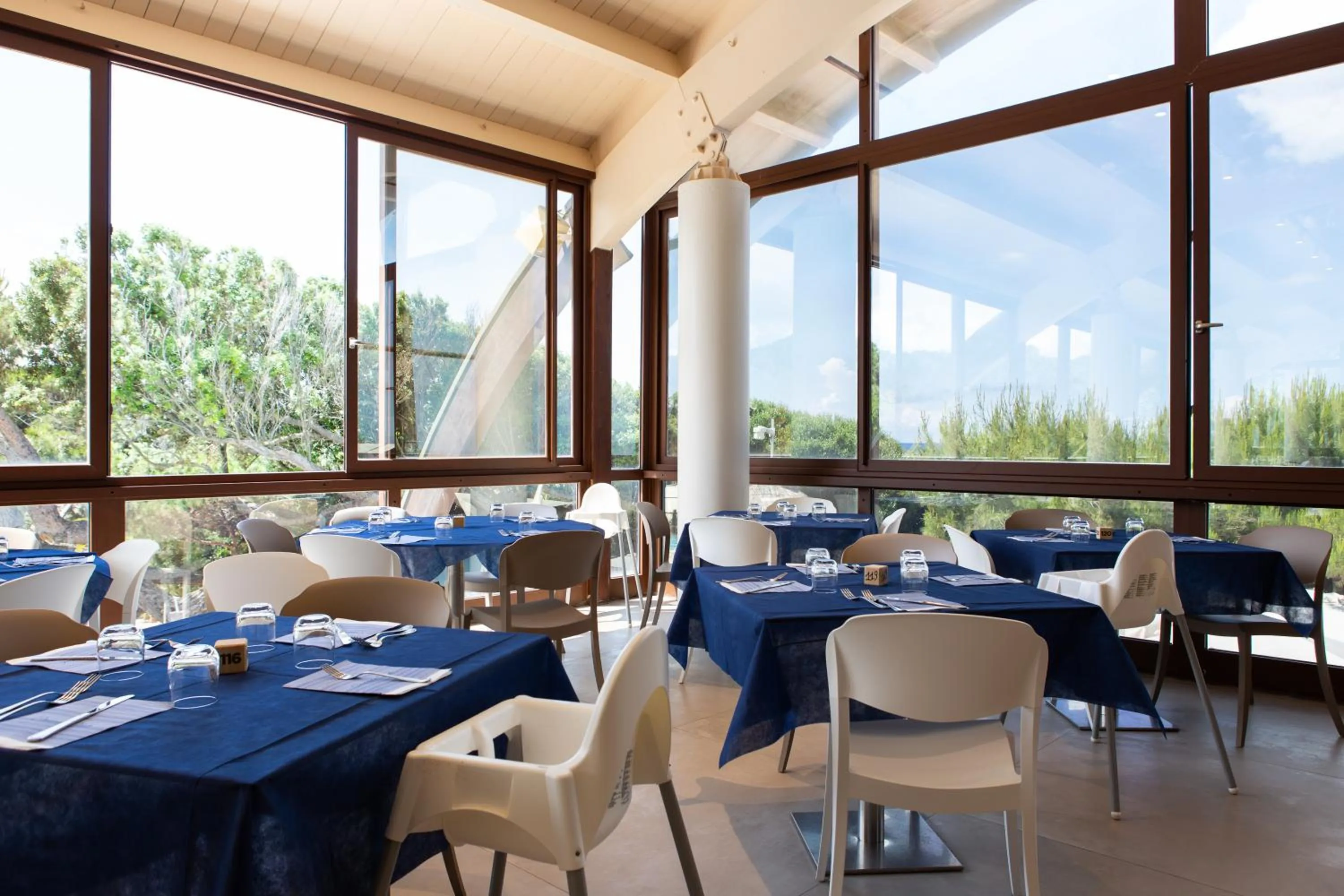 Restaurant/places to eat in Canado Family Hotel