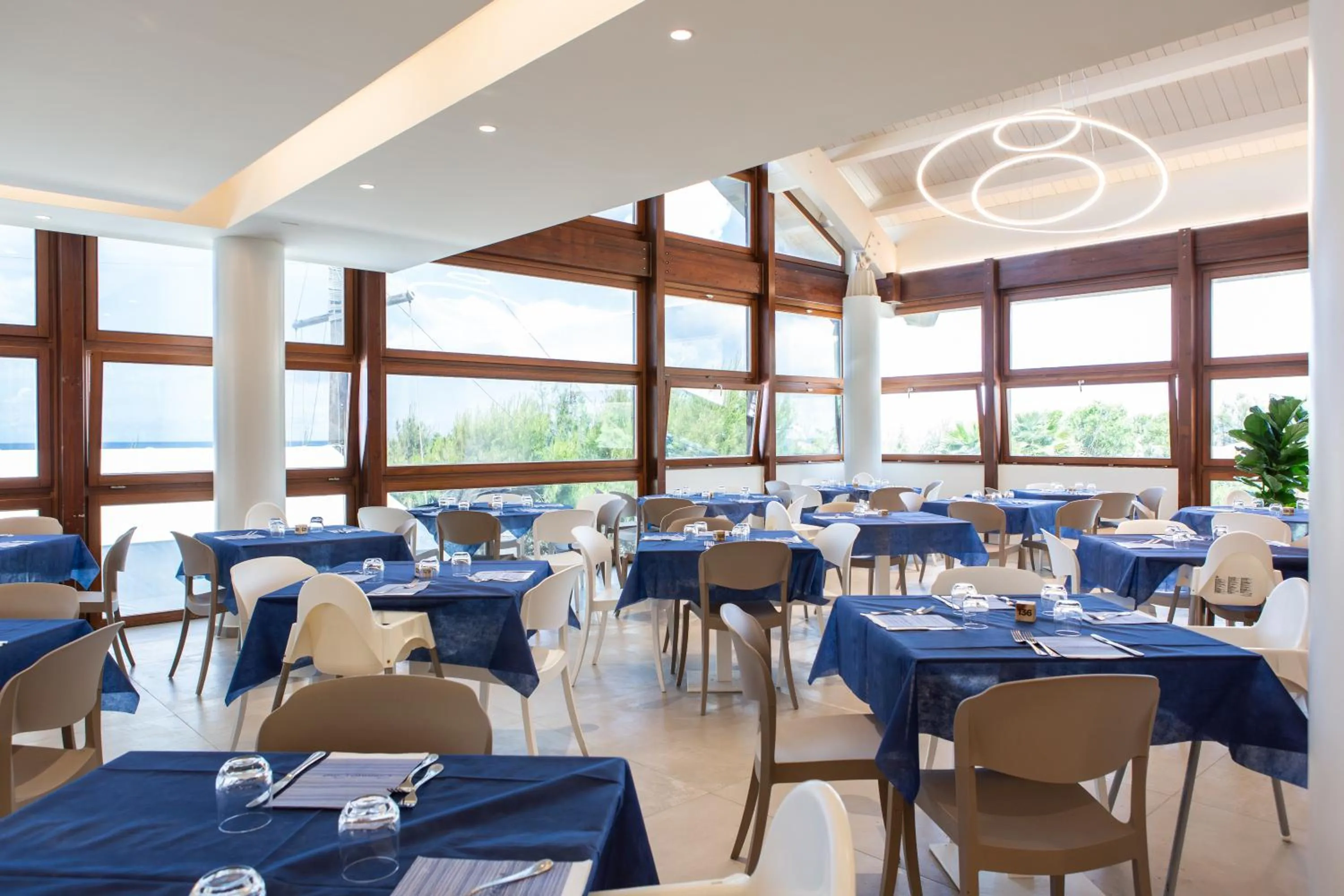 Restaurant/places to eat in Canado Family Hotel