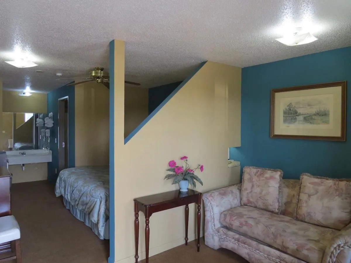 Seating area, Bed in FIRST WESTERN INN