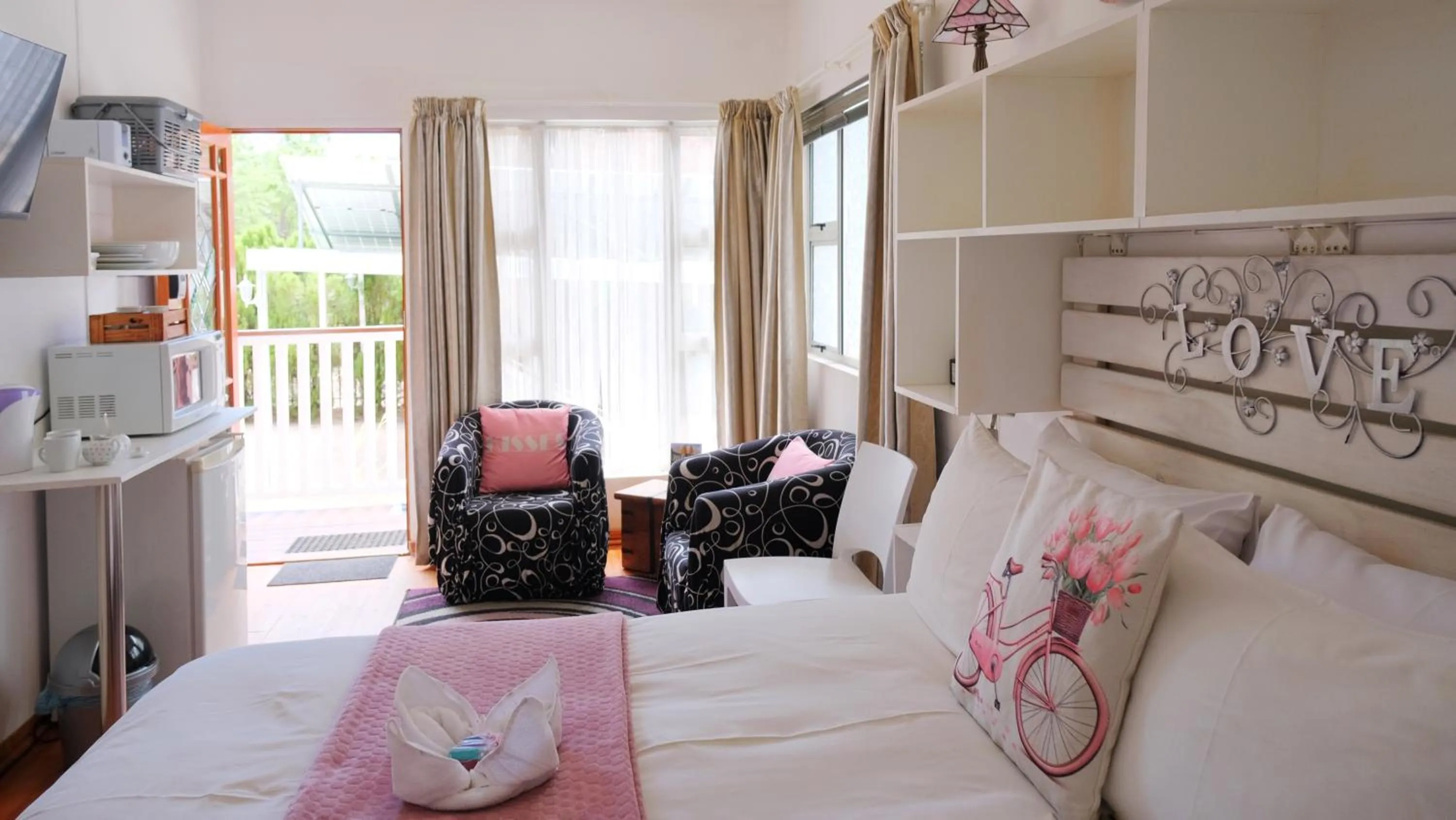 Seating area, Bed in Knock Out View Clarens