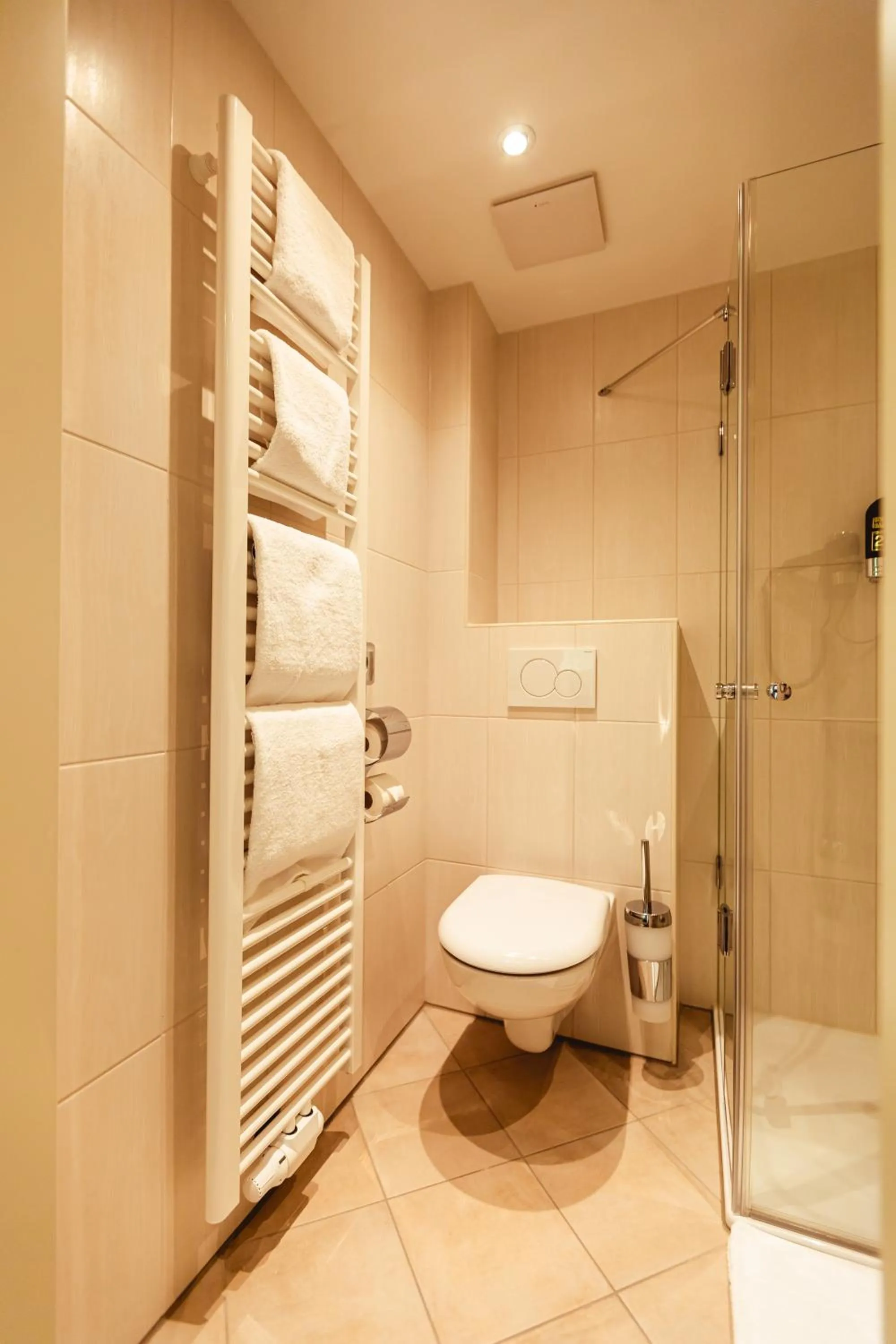 Bathroom in Hotel & Restaurant Hubertus Sehnde