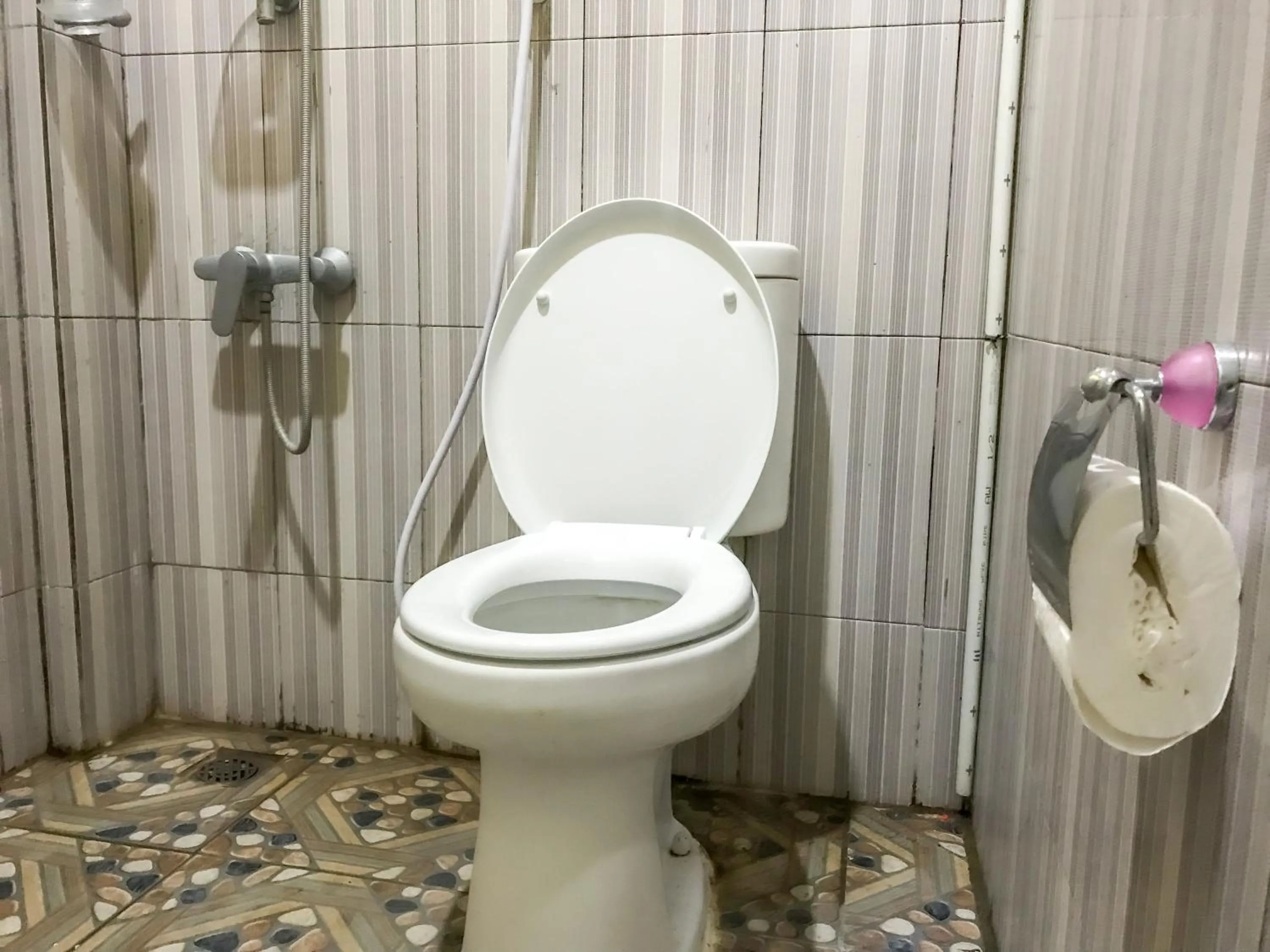 Bathroom in RedDoorz @ Gerson Hotel Abepura