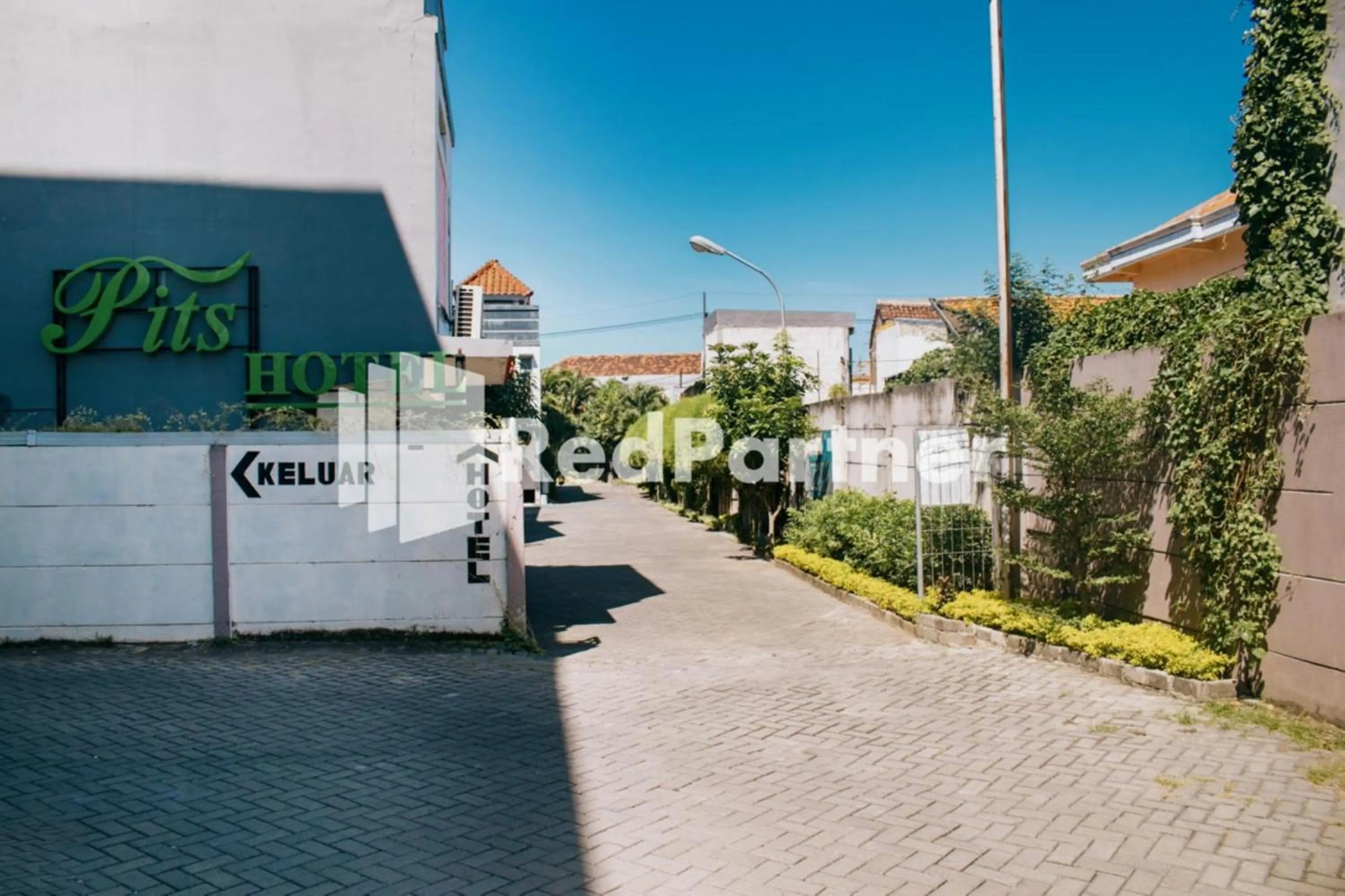 Property building in Pits Hotel Mitra RedDoorz near Atom Mall