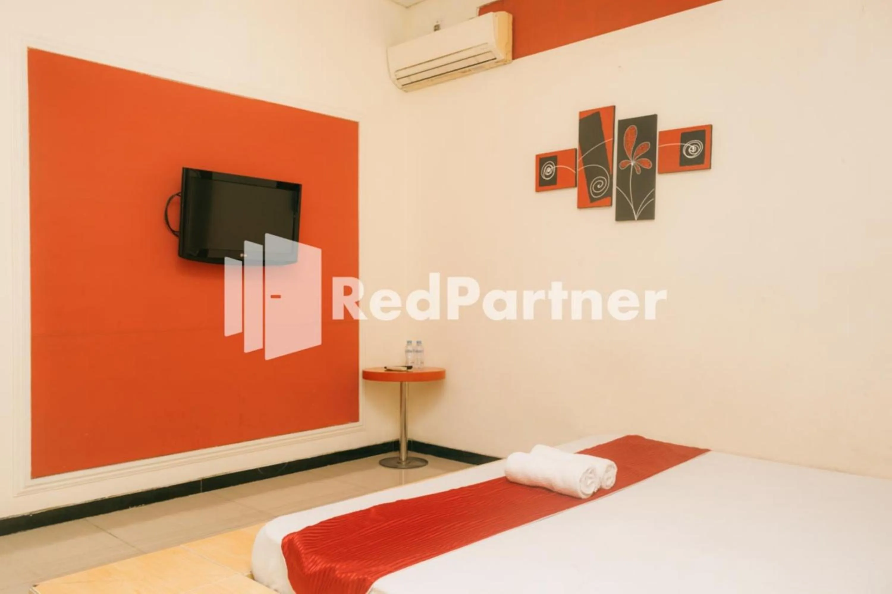 Bedroom, Bed in Pits Hotel Mitra RedDoorz near Atom Mall
