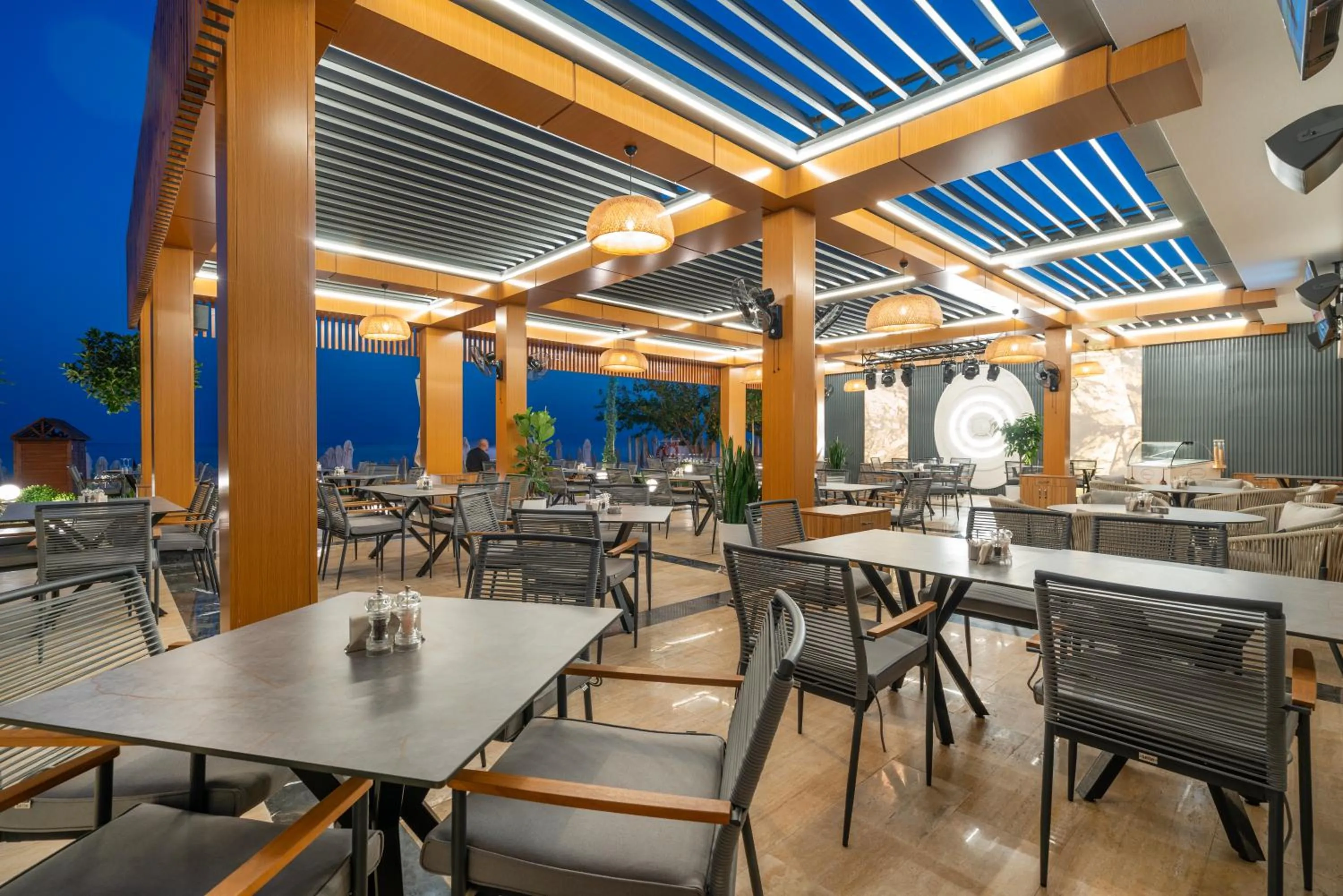 Restaurant/Places to Eat in Golden Star Hotel