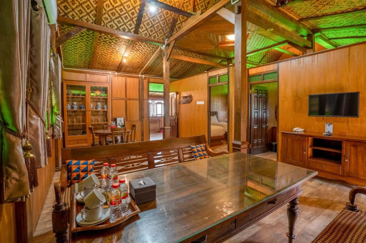 Communal lounge/ TV room in Hadipriyanto Homestay