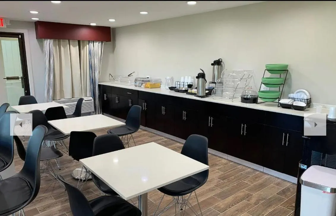 Breakfast in Days Inn by Wyndham Bellville Mansfield