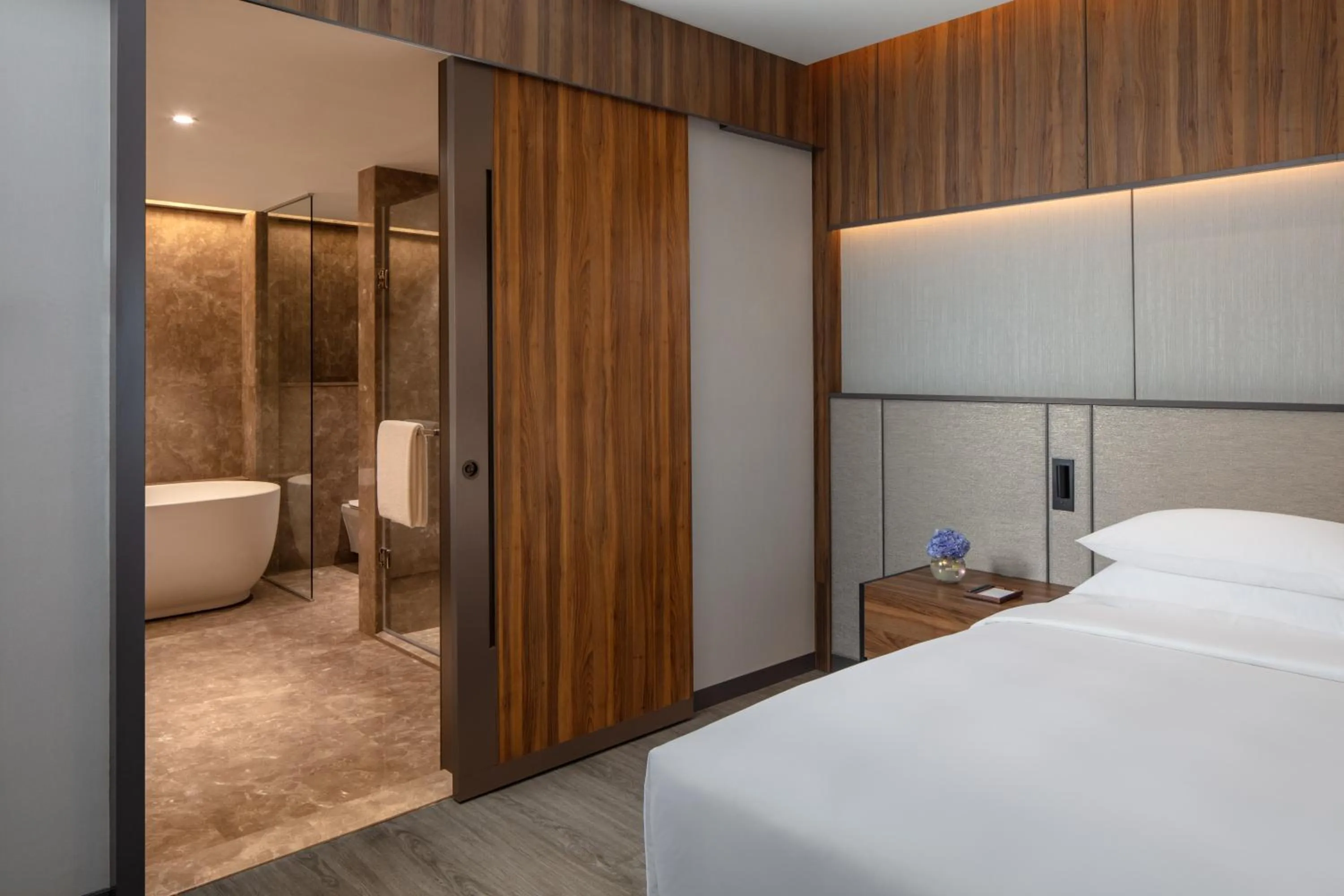 Shower, Bed in Hyatt Regency Trivandrum