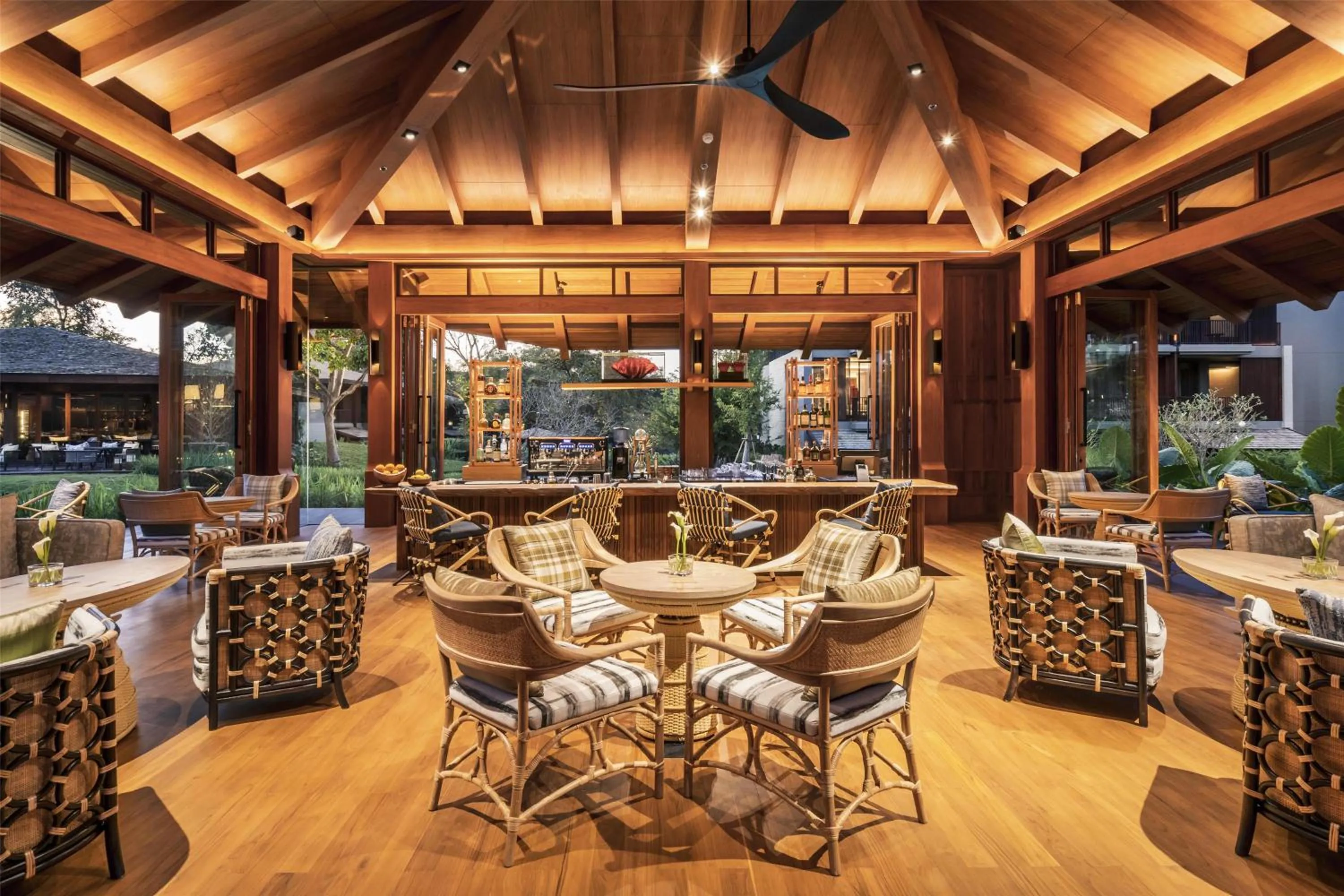 Lounge or bar in Andaz Pattaya Jomtien Beach, By Hyatt